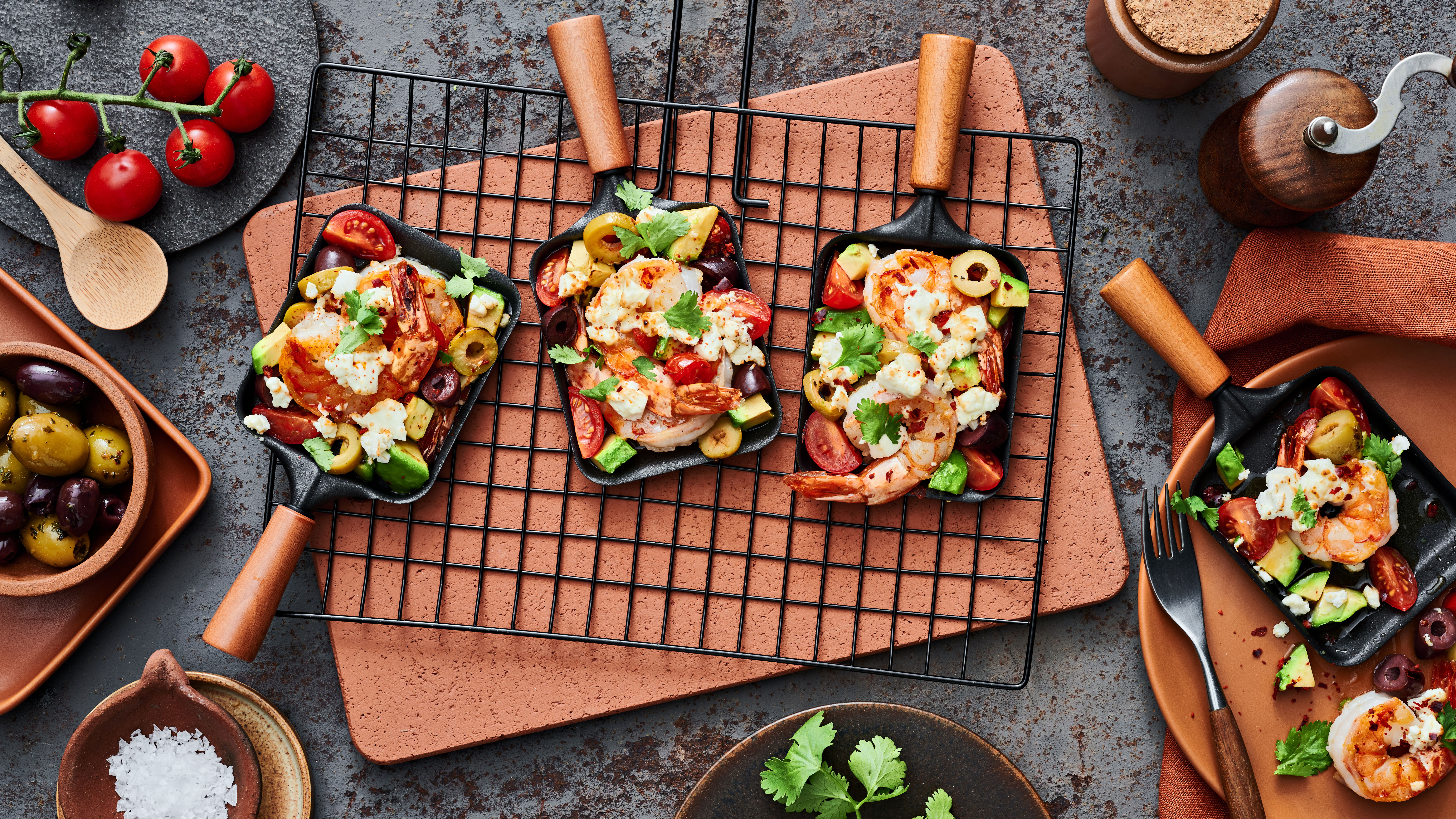 Raclette mit Garnelen, Avocado, Kirschtomaten und Oliven