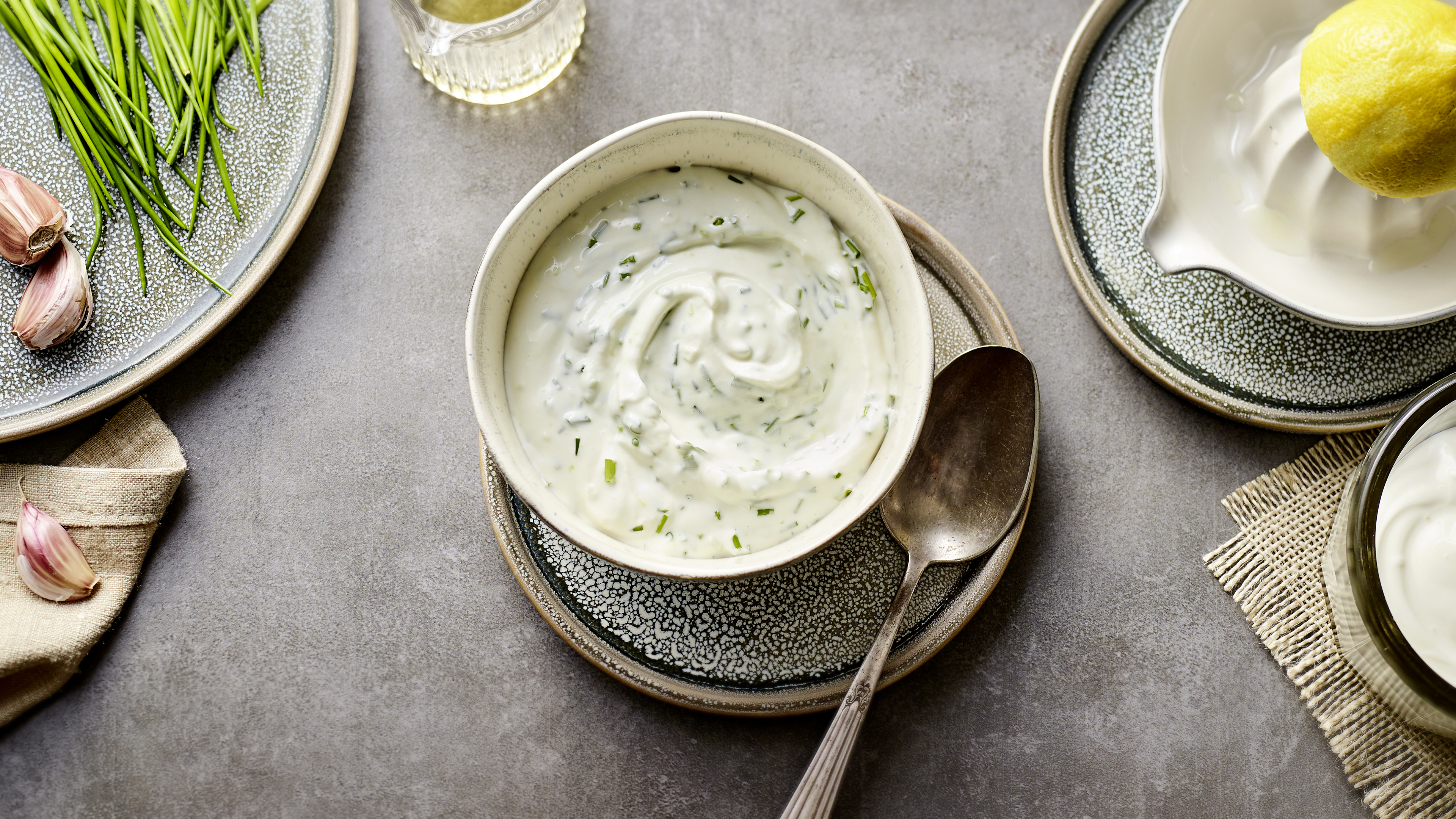 Sour Cream schmeckt cremig, fein-säuerlich und würzig.