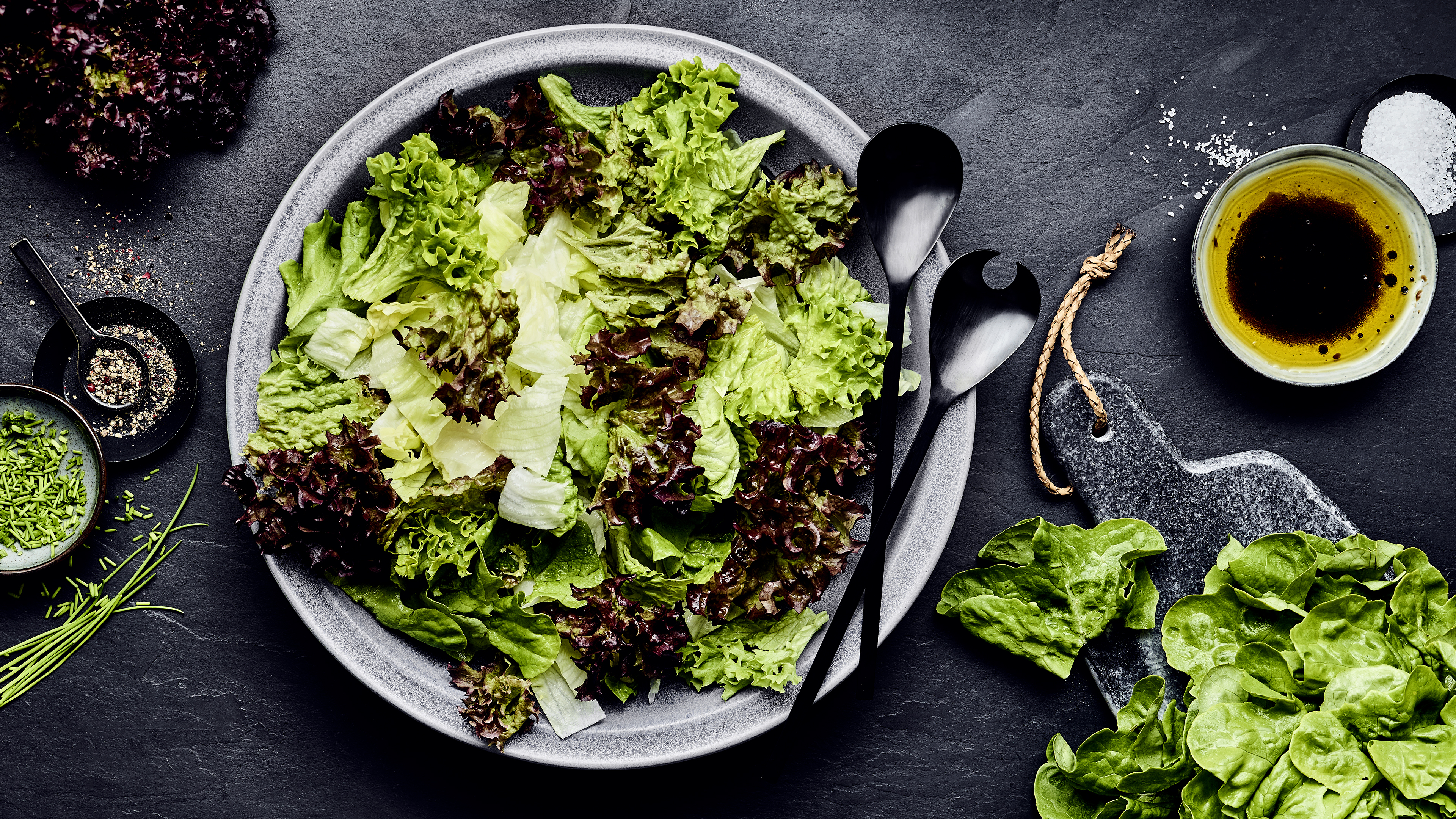 Kopfsalat gibt in grüner und in roter Färbung. 