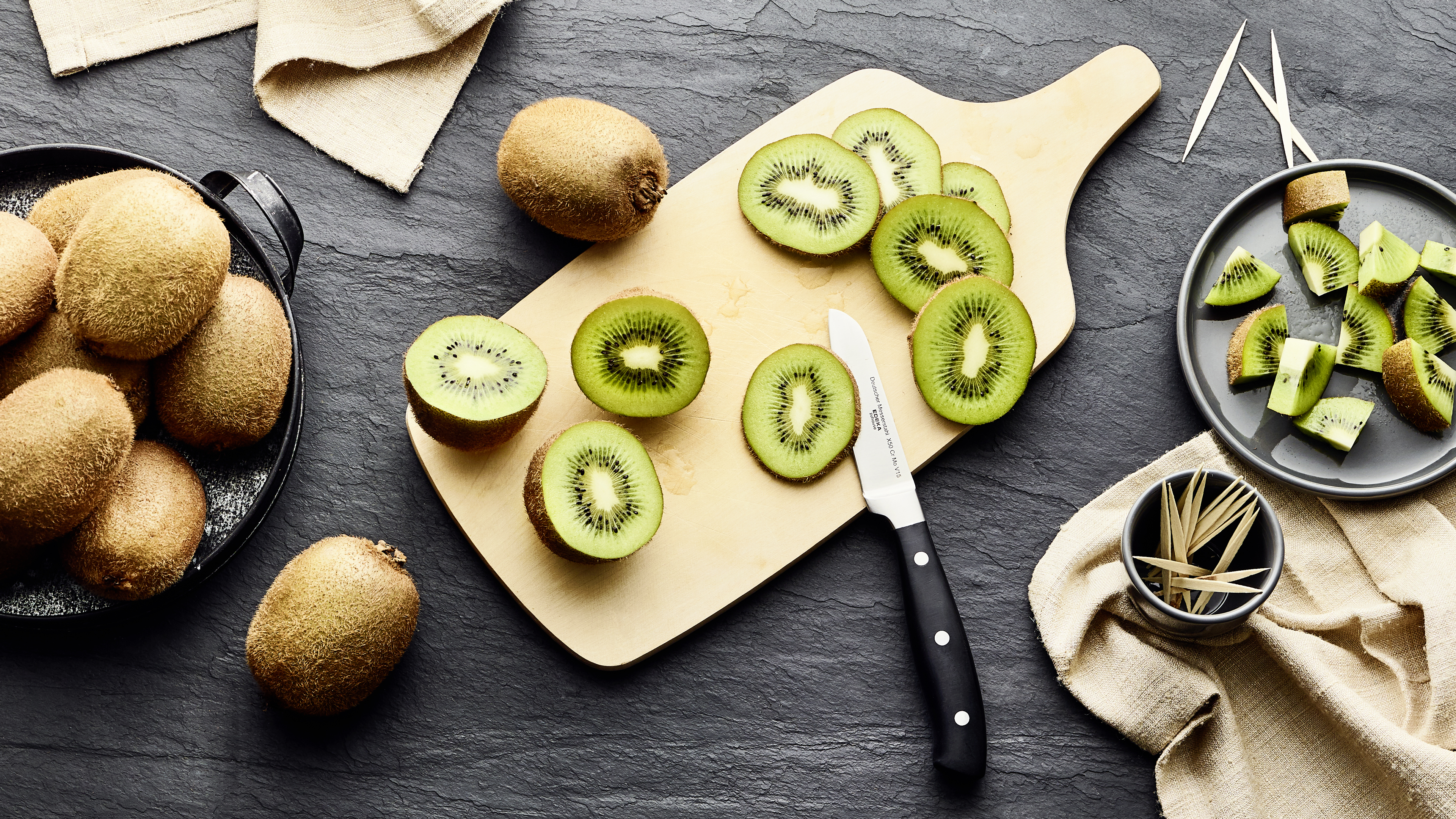 Sind Kiwis überreif, geben sie auf Daumendruck nach. 