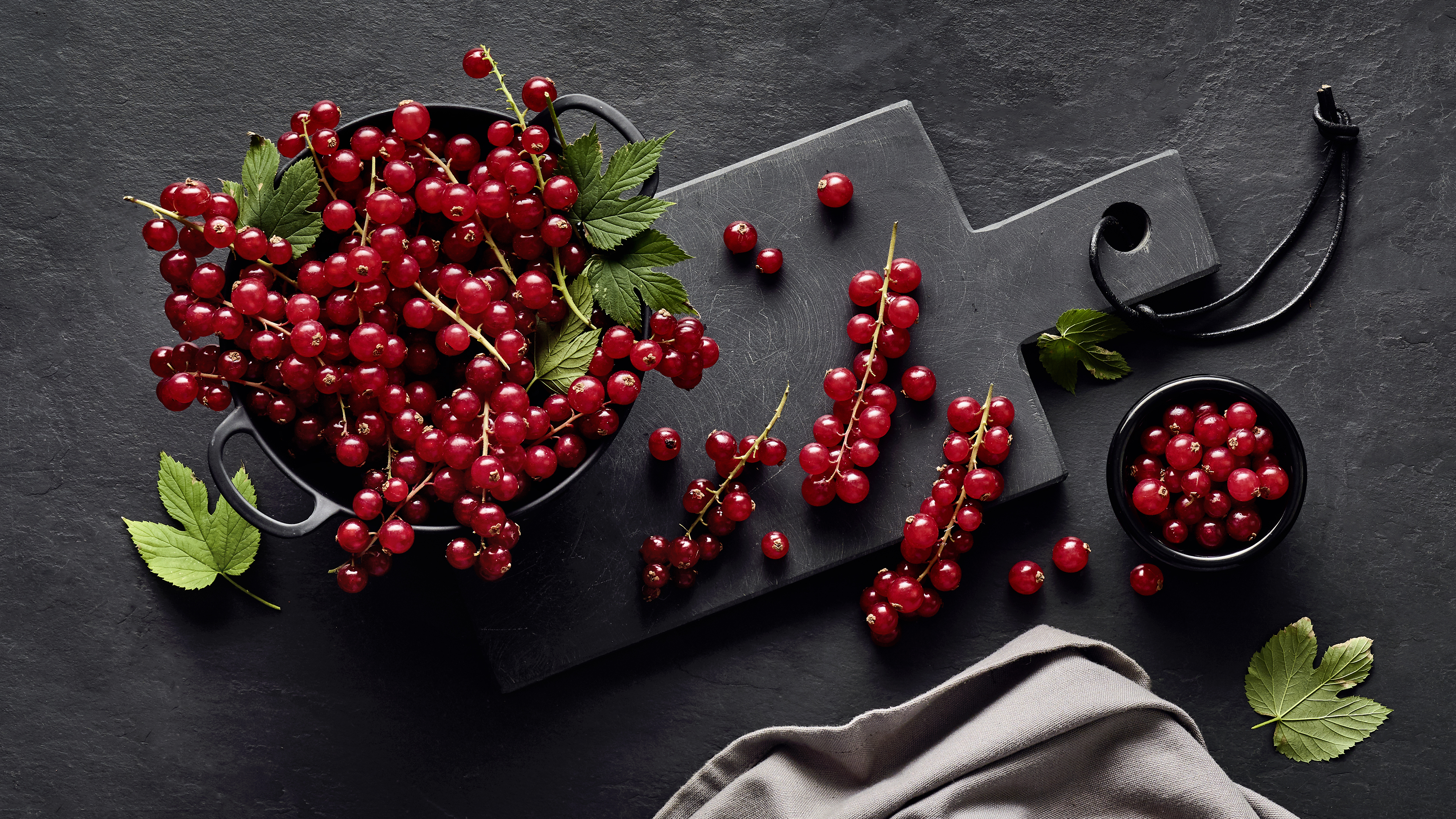 Johannisbeeren gibt es in roter, weißer und fast schwarzer Färbung. 