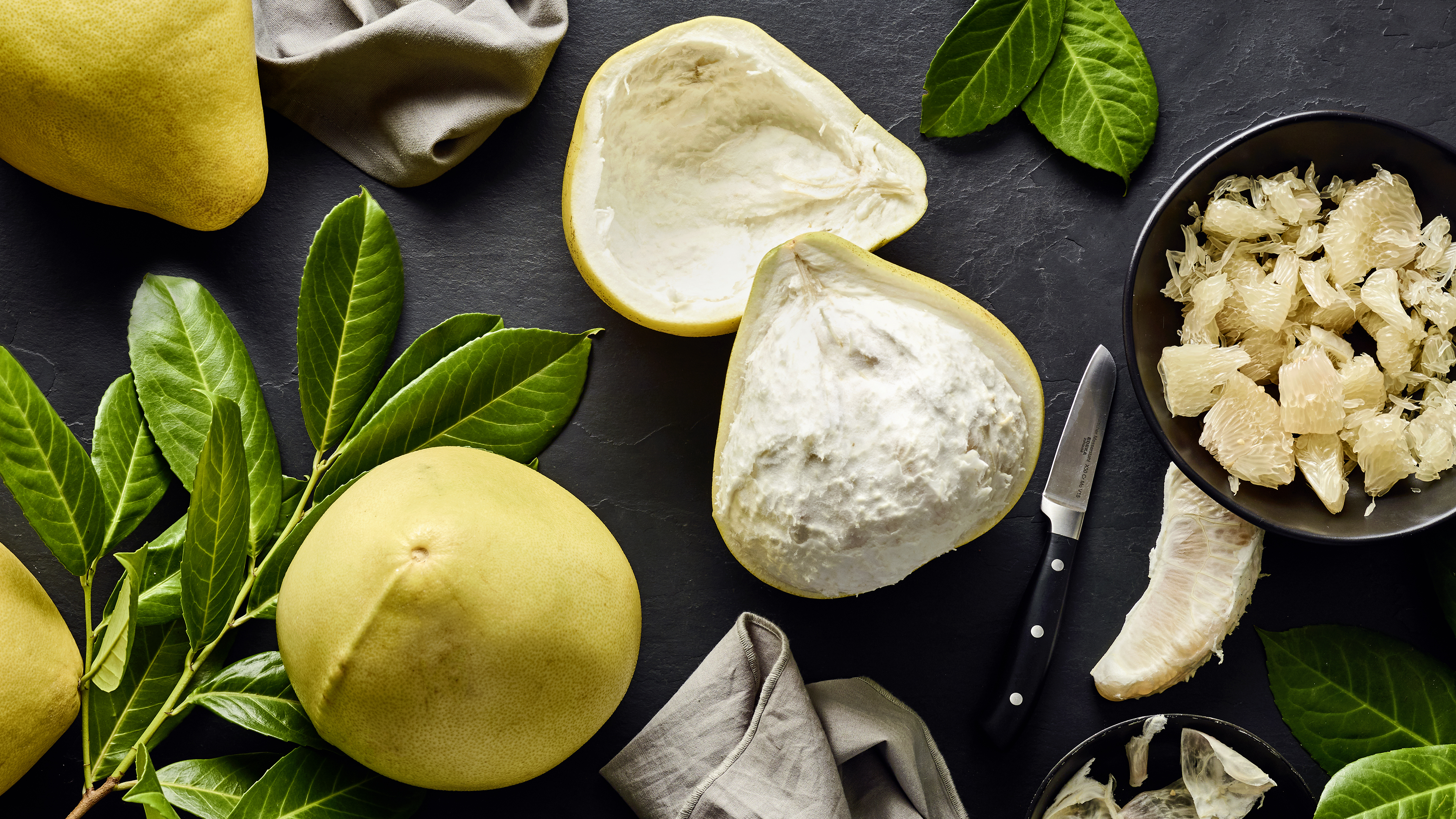 Pomelos können helles oder rosafarbenes Fruchtfleisch haben. 