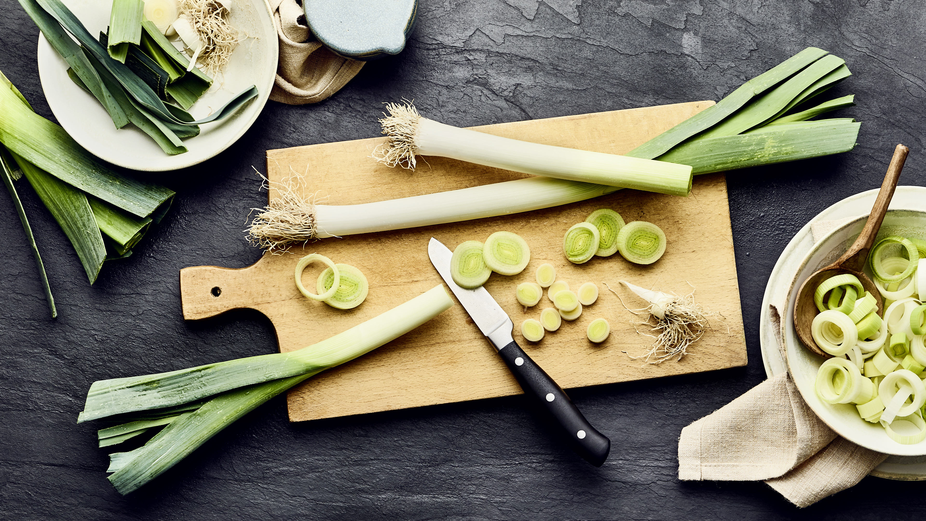 Porree putzen und schneiden