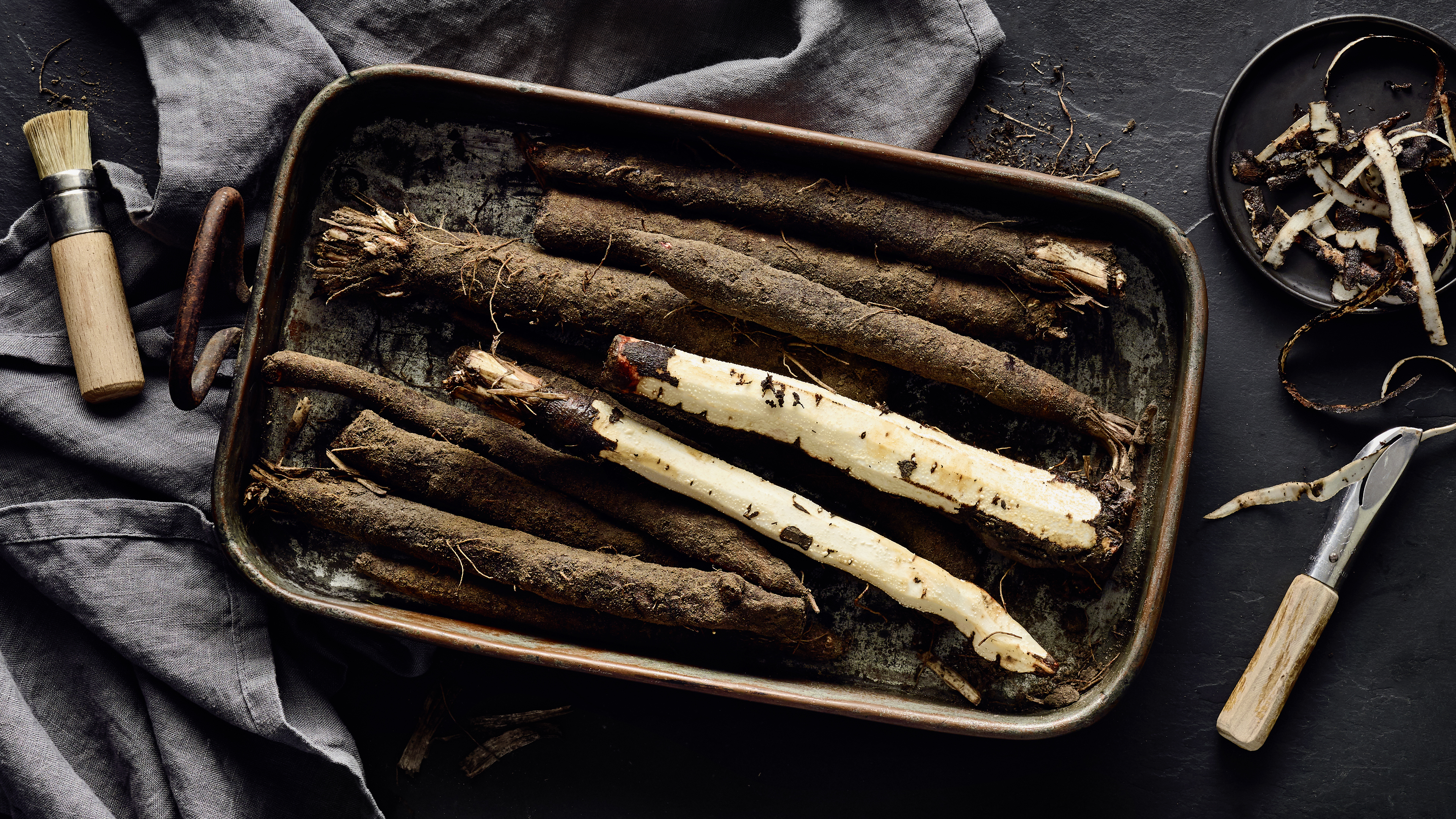 Die Schwarzwurzel erinnert geschmacklich ein wenig an Spargel. 