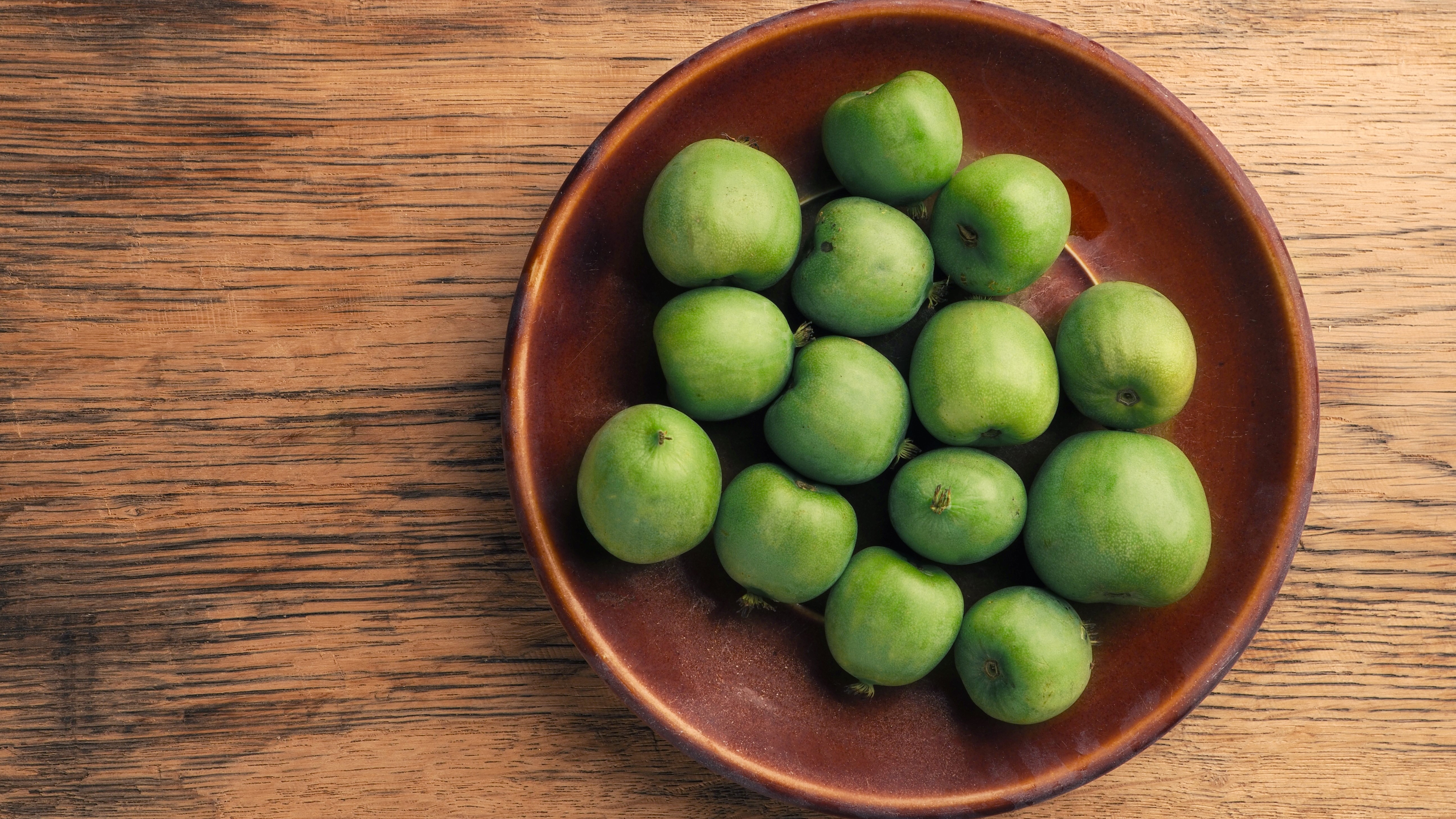 Im Gegensatz zu der großen Kiwi, sind Kiwi-Beeren säureärmer.