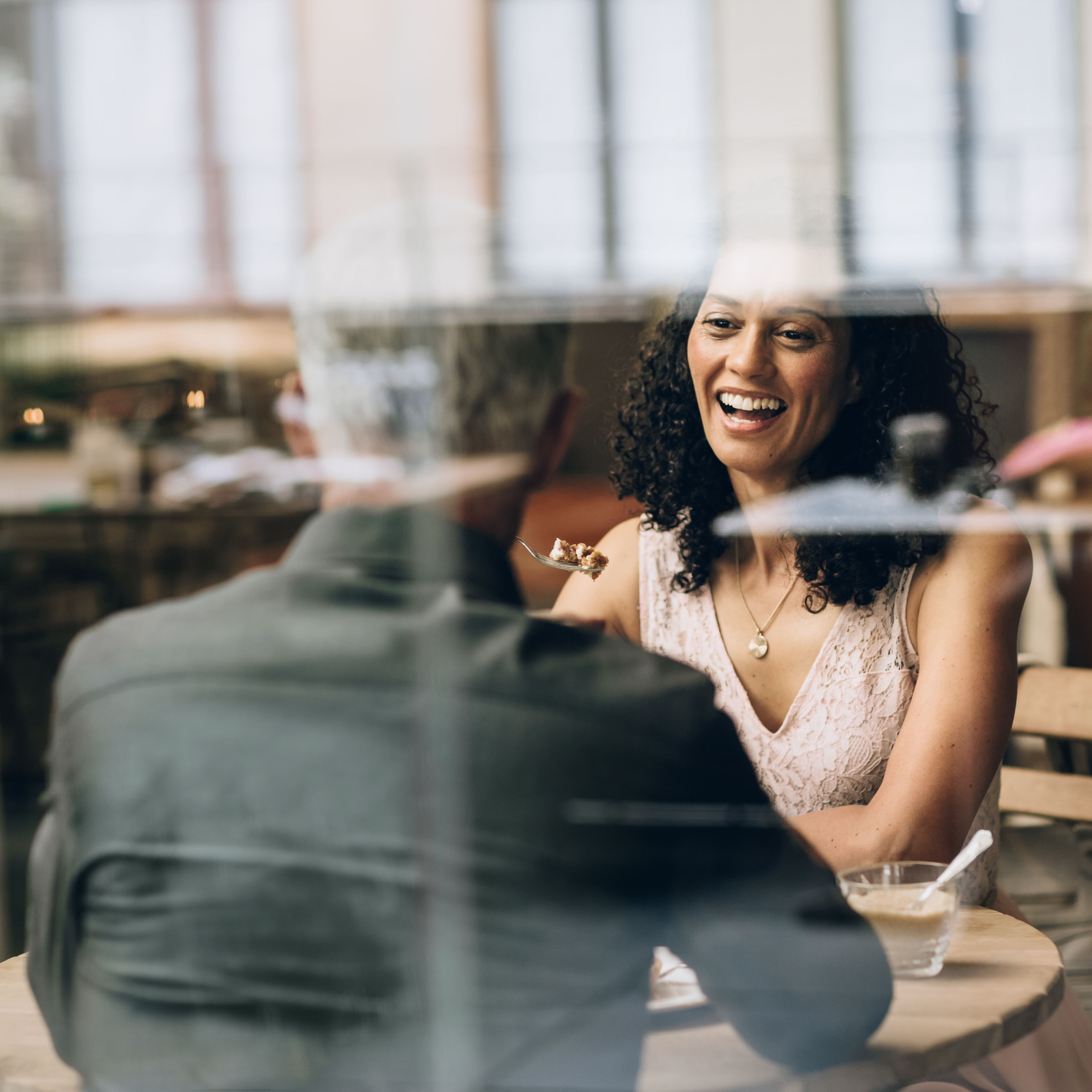 Frau und Mann sitzen in einem Cafe