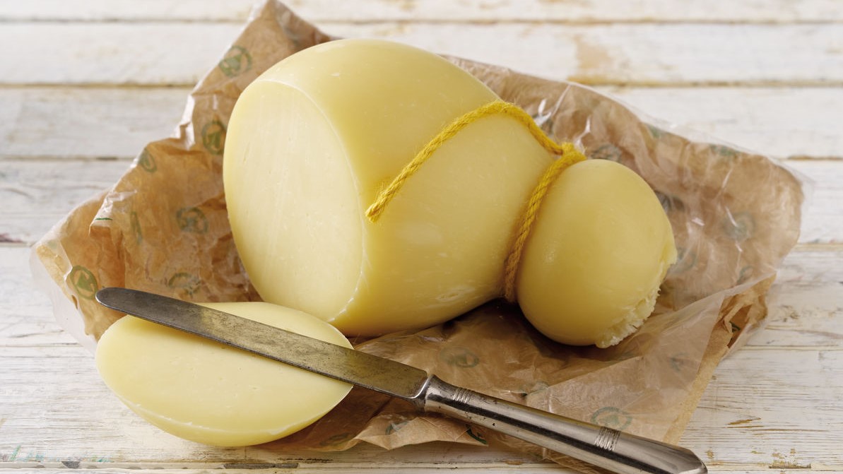 Provolone wird in zwei Geschmacksrichtungen produziert.