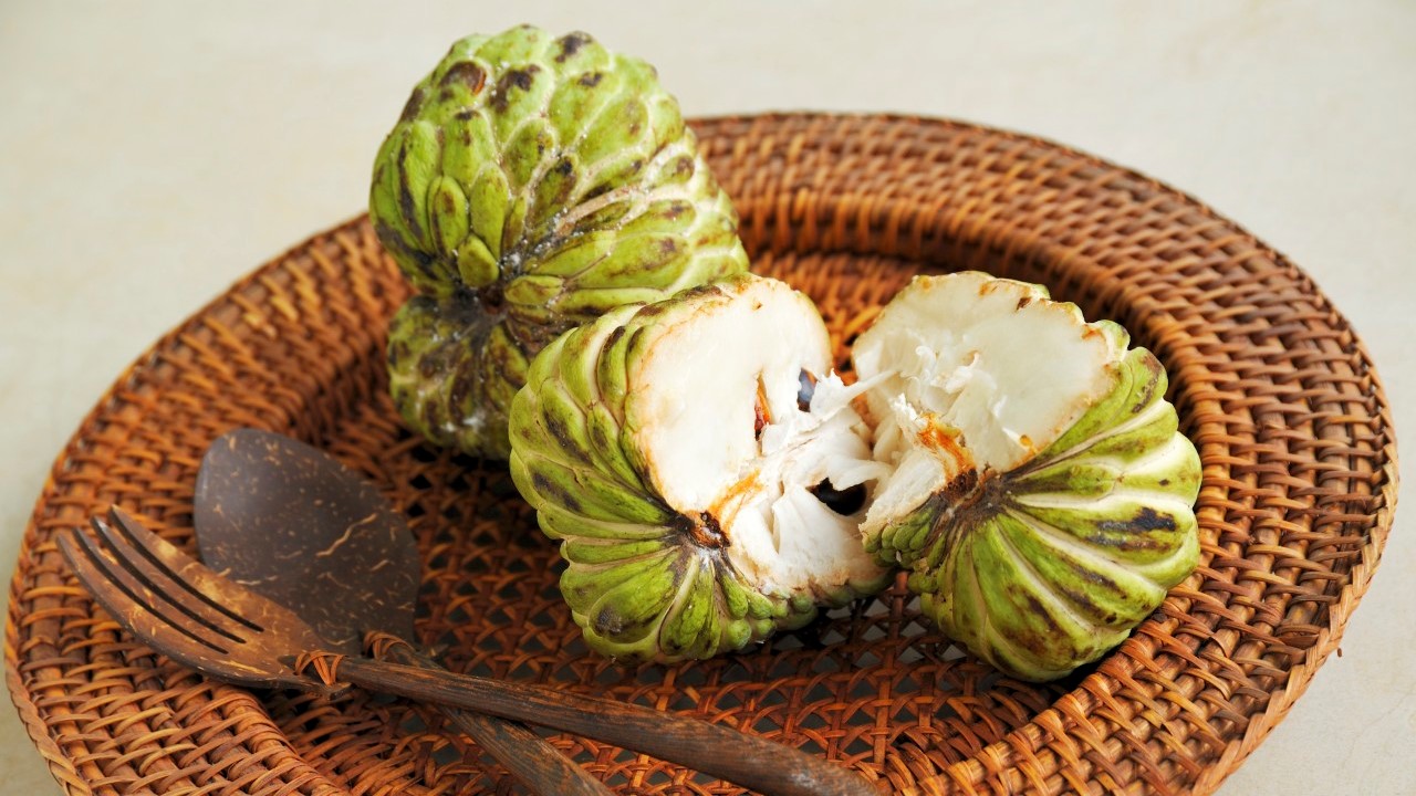Die Cherimoya besitzt ein cremiges Fruchtfleisch. 