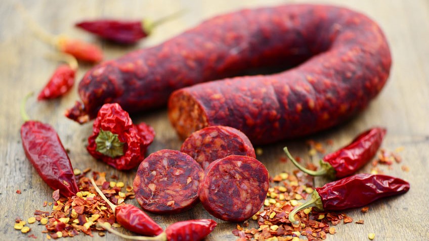Chorizo erhält seine rote Farbe durch Paprikapulver. 