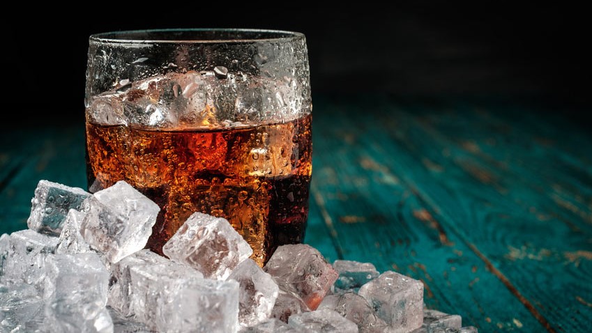 Cola schmeckt sowohl pur als auch als Zutat in Cocktails. 