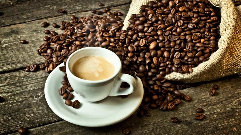Espresso wird in kleinen Tassen serviert. 