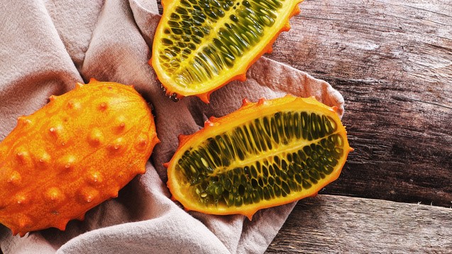 Die stachelige Schale der Kiwano ist nicht essbar. 
