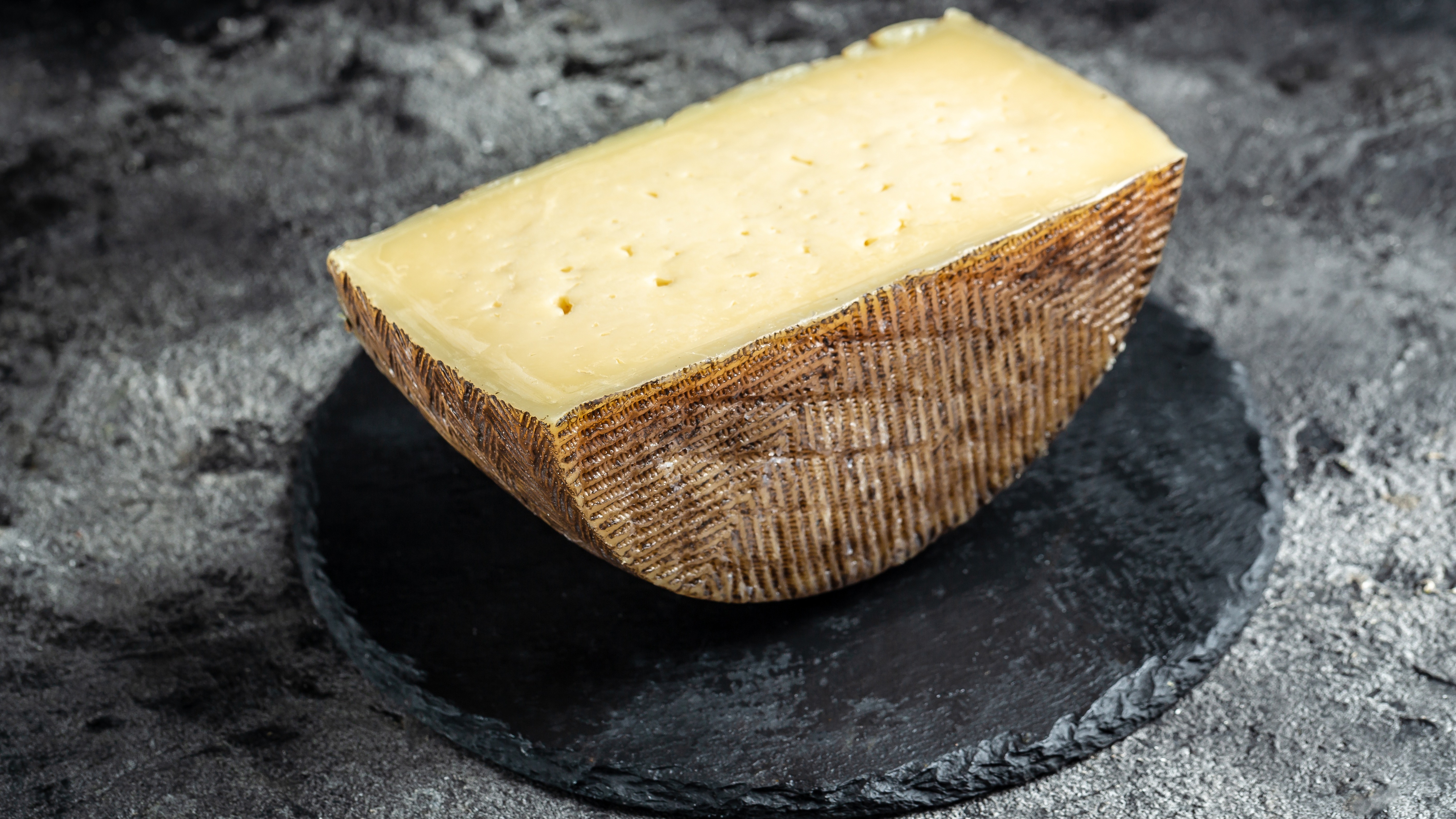 Manchego ist ein spanischer Hartkäse aus Schafsmilch.
