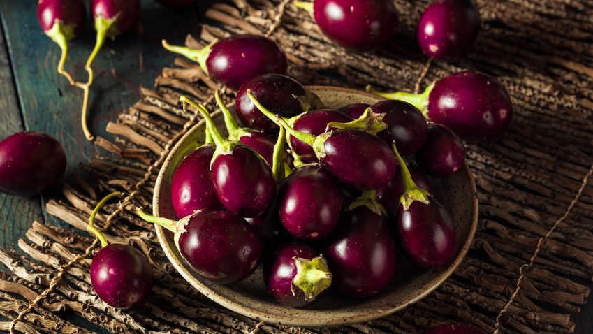 Die Miniaubergine zählen wie Tomaten zu den Nachtschattengewächsen. 