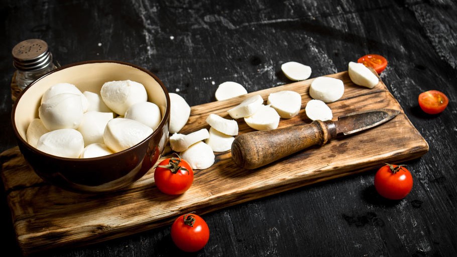 Mozzarella aus Kuhmilch schmeckt sehr mild. 