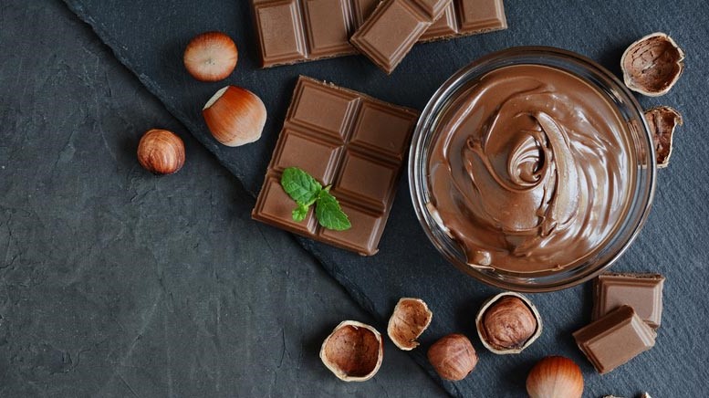 Nuss-Nougat-Creme enthält in der Regel Haselnüsse. 