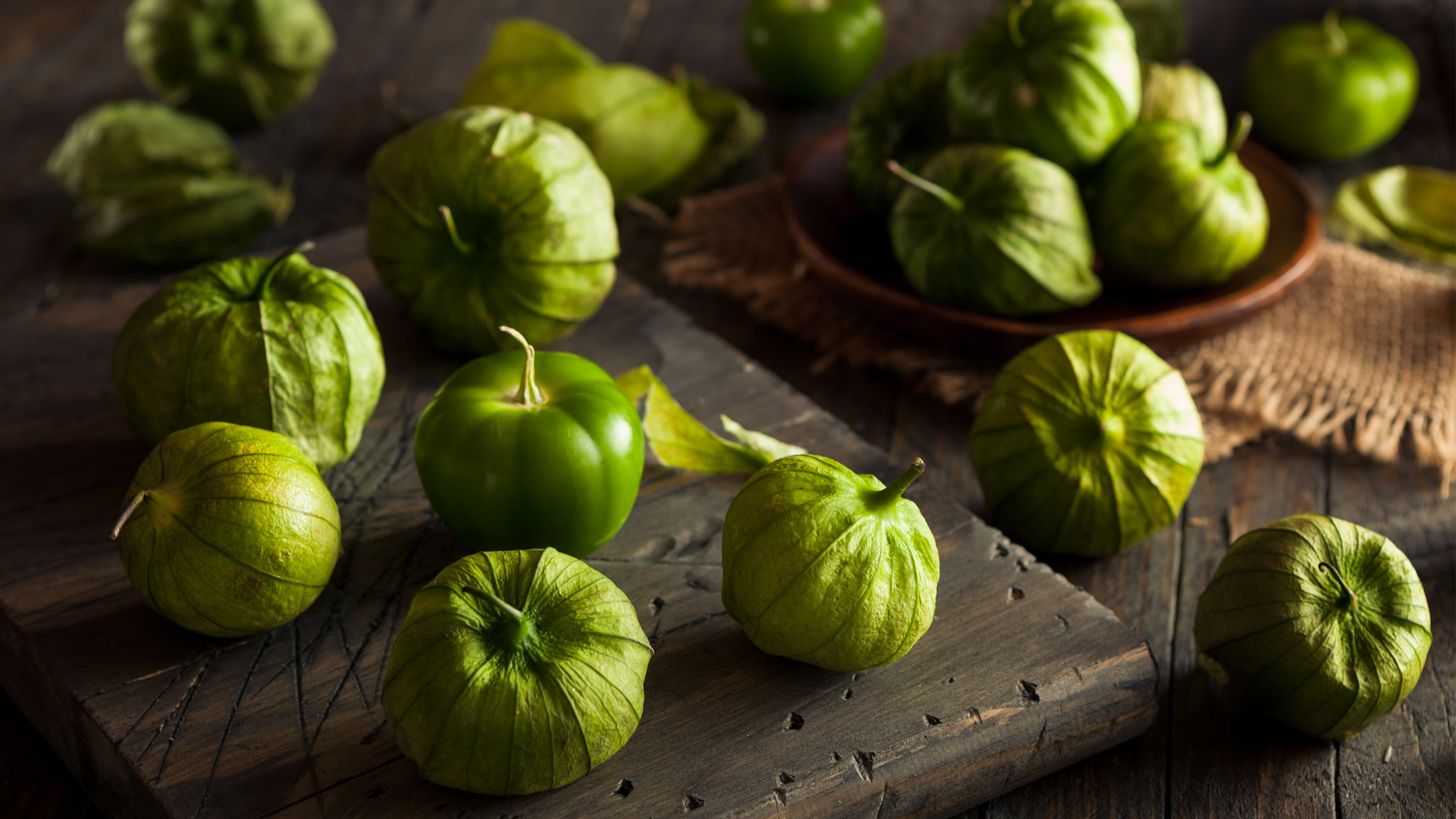 Tomatillos sind Verwandte der Physalis, sehen aber eher wie unreife Tomaten aus – und werden daher auch als mexikanische grüne Tomaten bezeichnet.