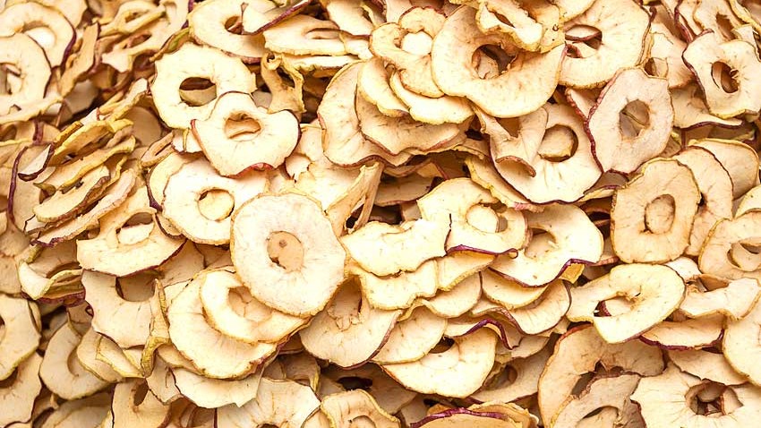 Getrocknete Apfelringe sind ein perfekter Snack für zwischendurch. 