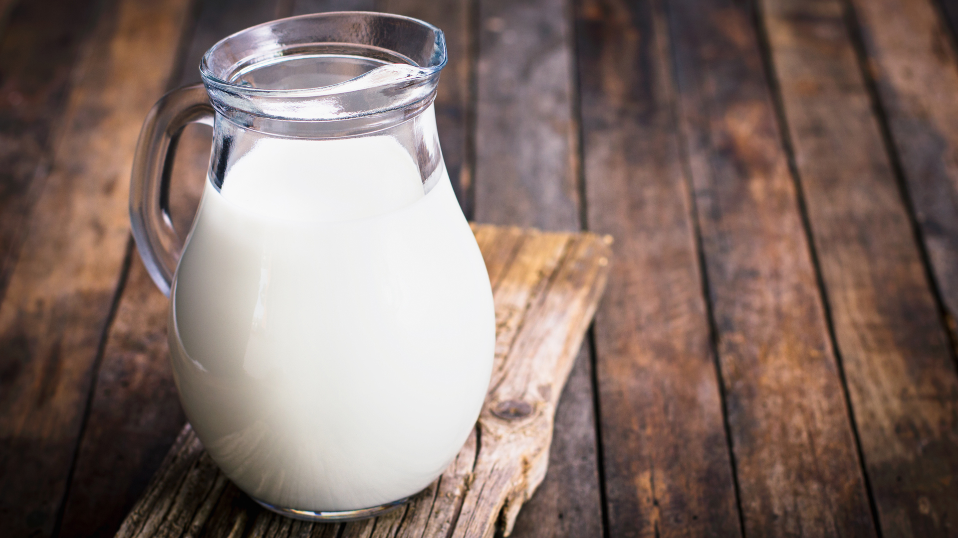 Milch enthält viel Eiweiß. 