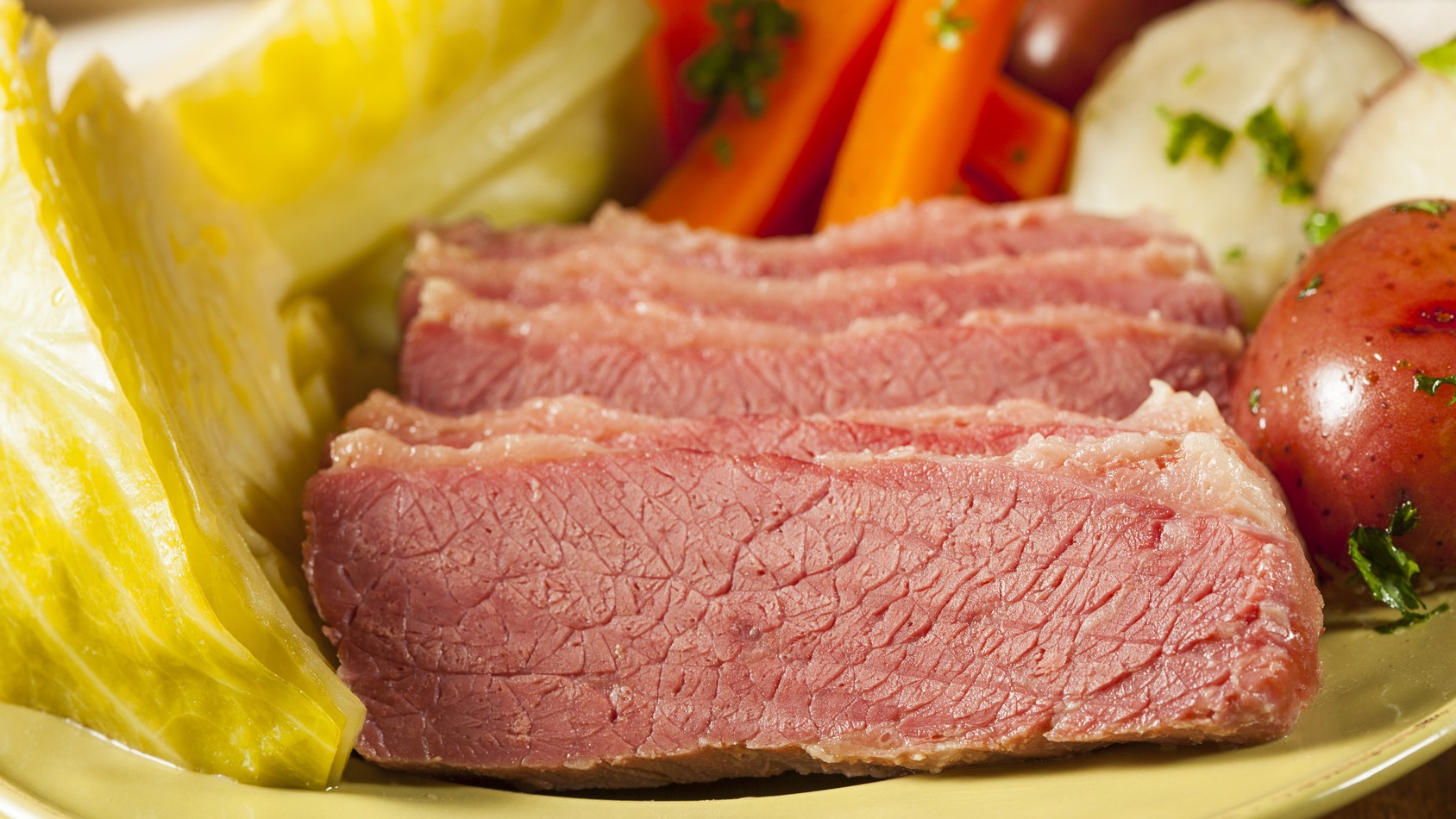 Corned Beef wird aus langfaserigem Muskelfleisch gewonnen. 