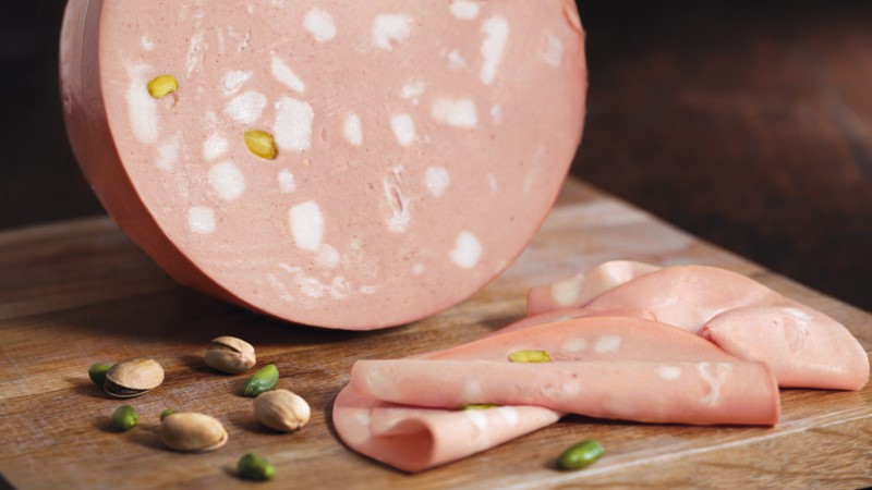 Hauchdünn geschnitten kommt die Mortadella aus Italien auf den Tisch.