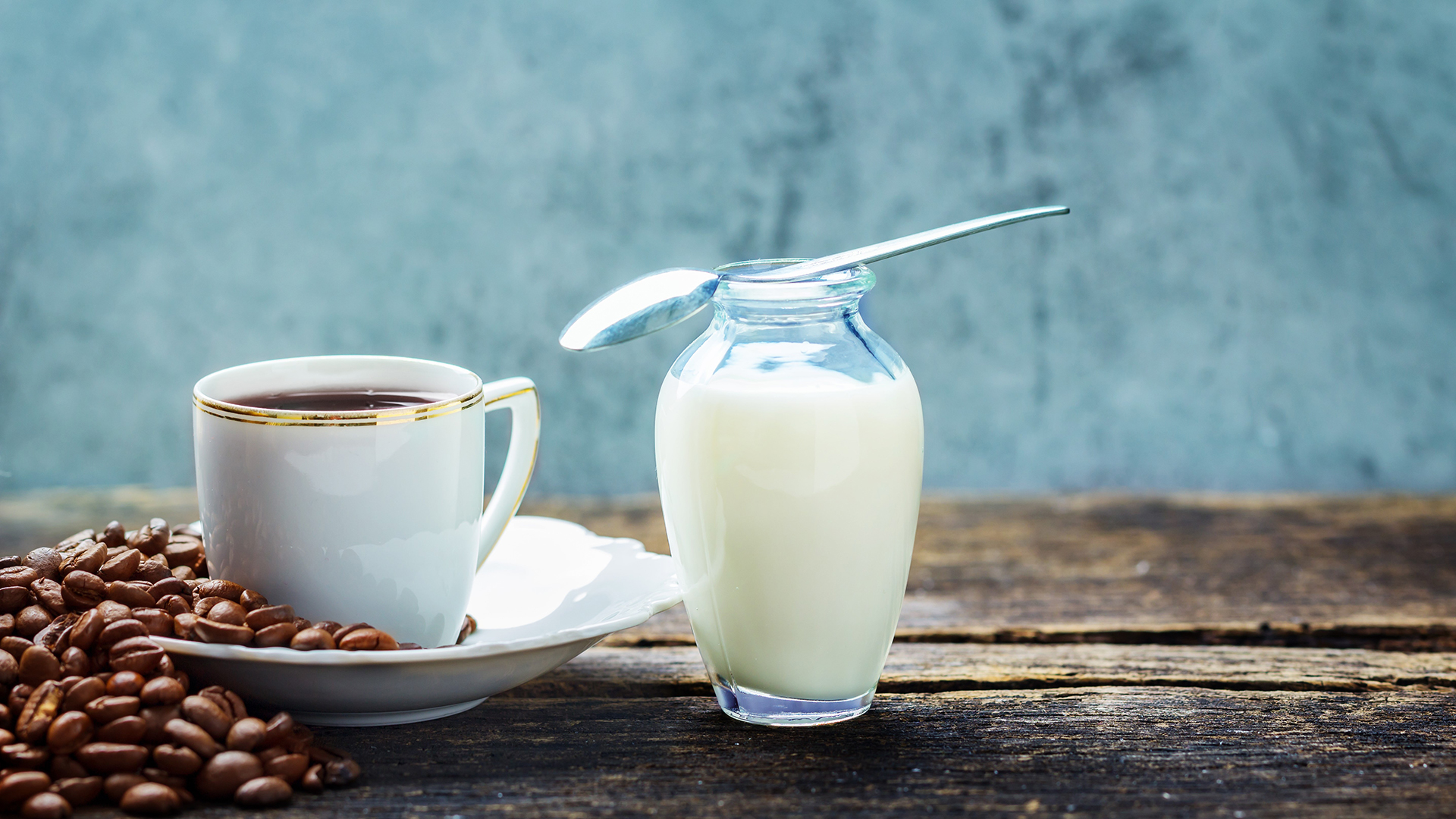 Kondensmilch und Kaffeesahne haben einen hohen Fettgehalt.  