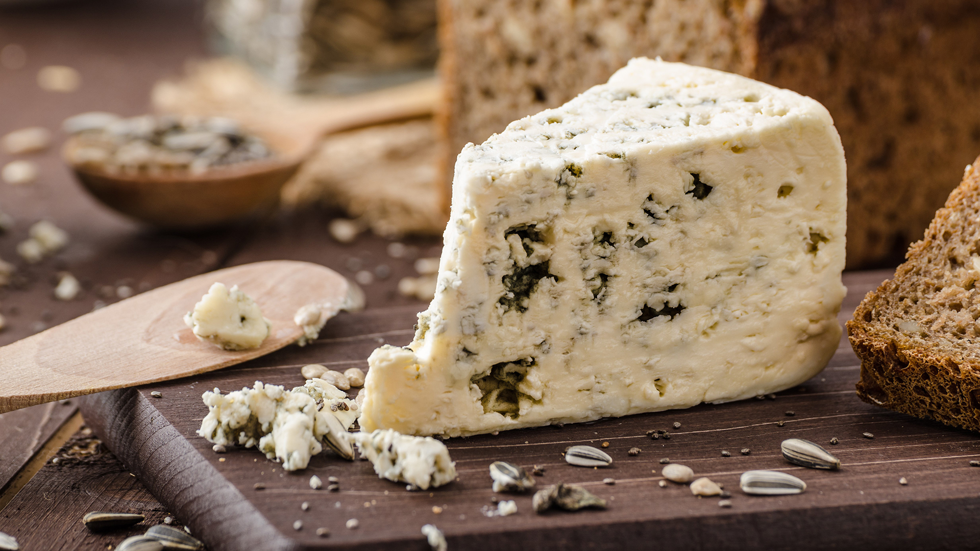 Roquefort wird aus Schafsmilch hergestellt.