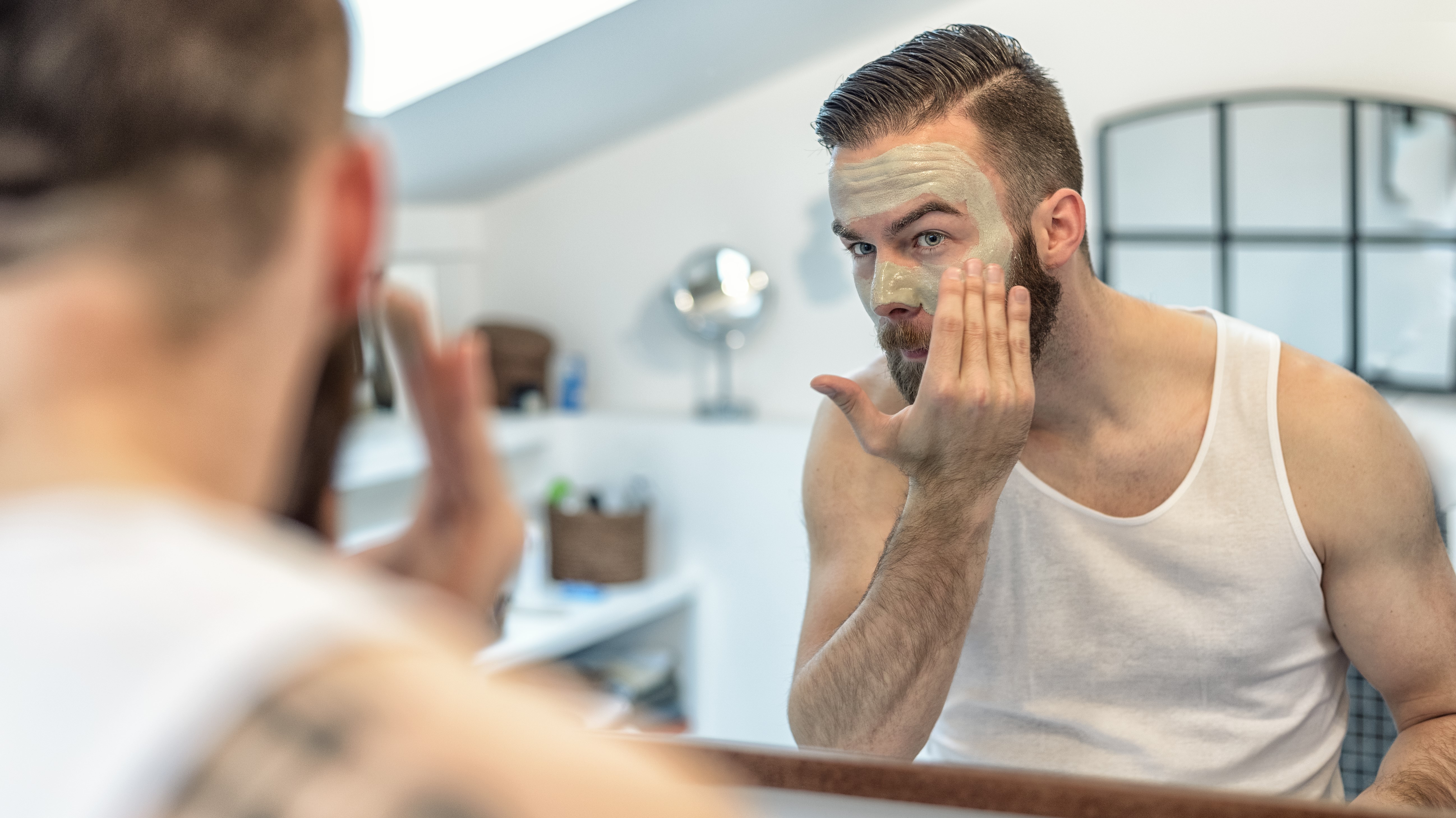 Gesichtspflege für Männer mit Gesichtsmaske