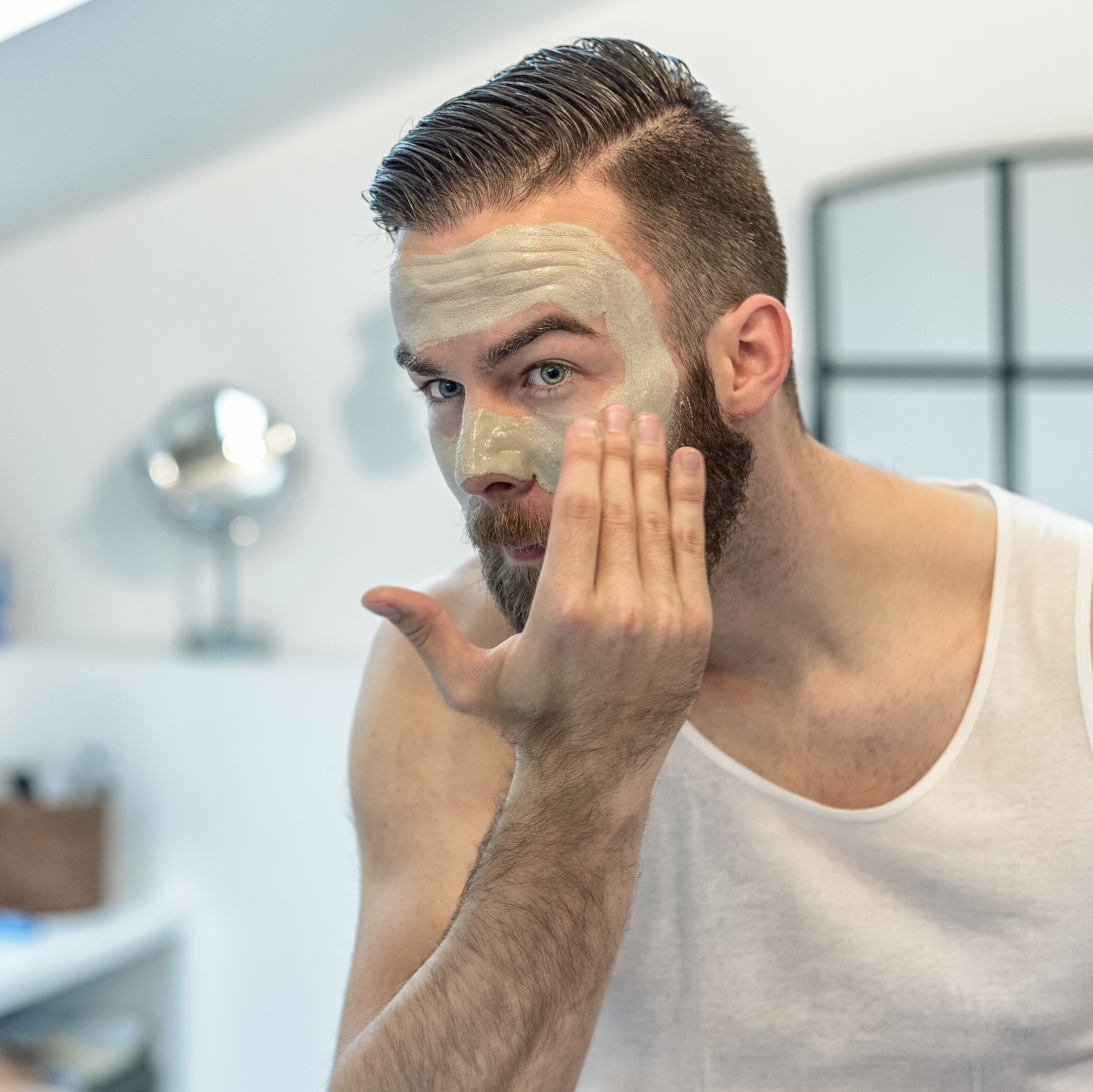 Gesichtspflege für Männer mit Gesichtsmaske