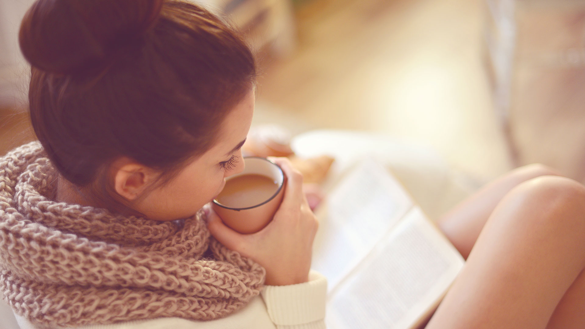 Frau am lesen und Tee trinken