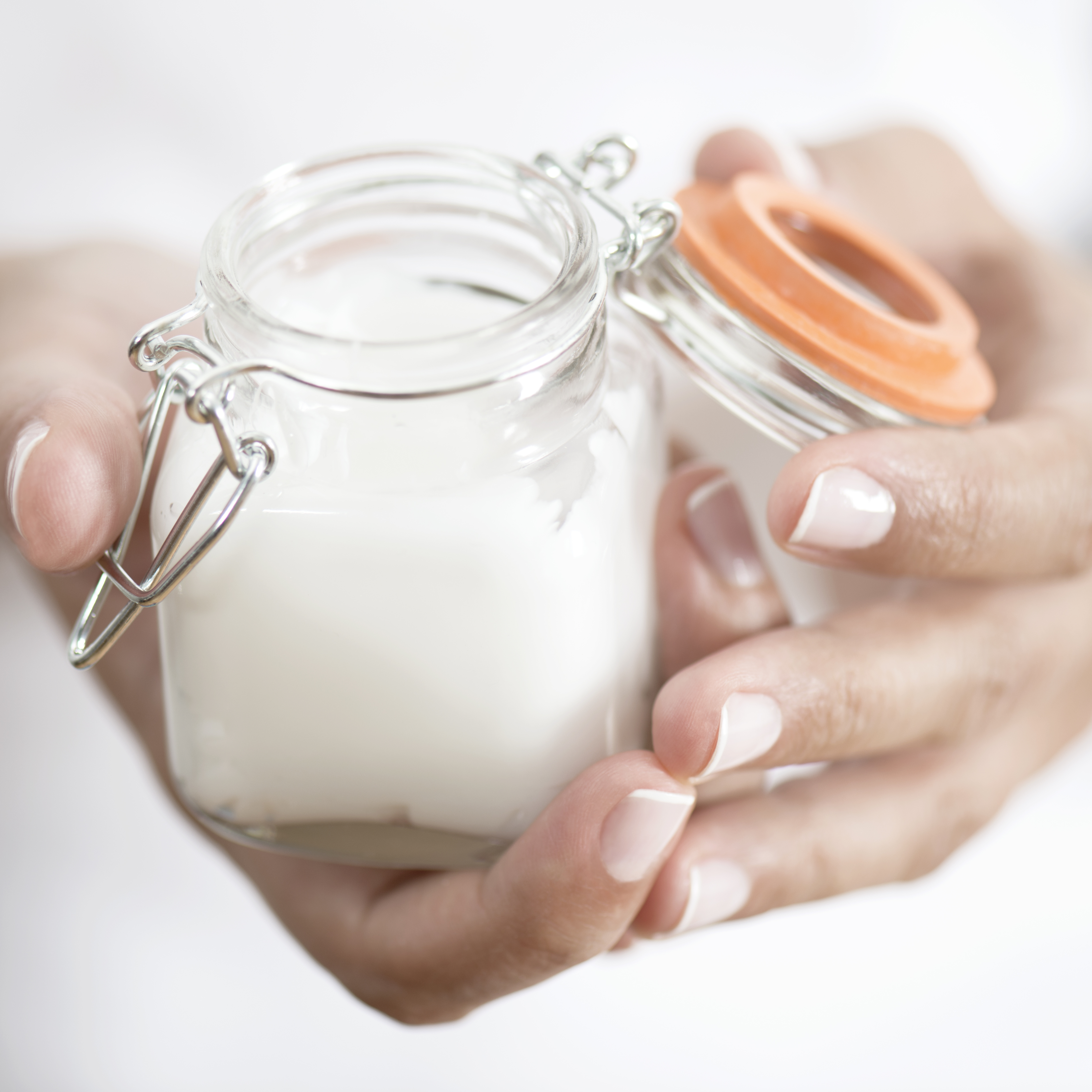 Hände mit Handcreme