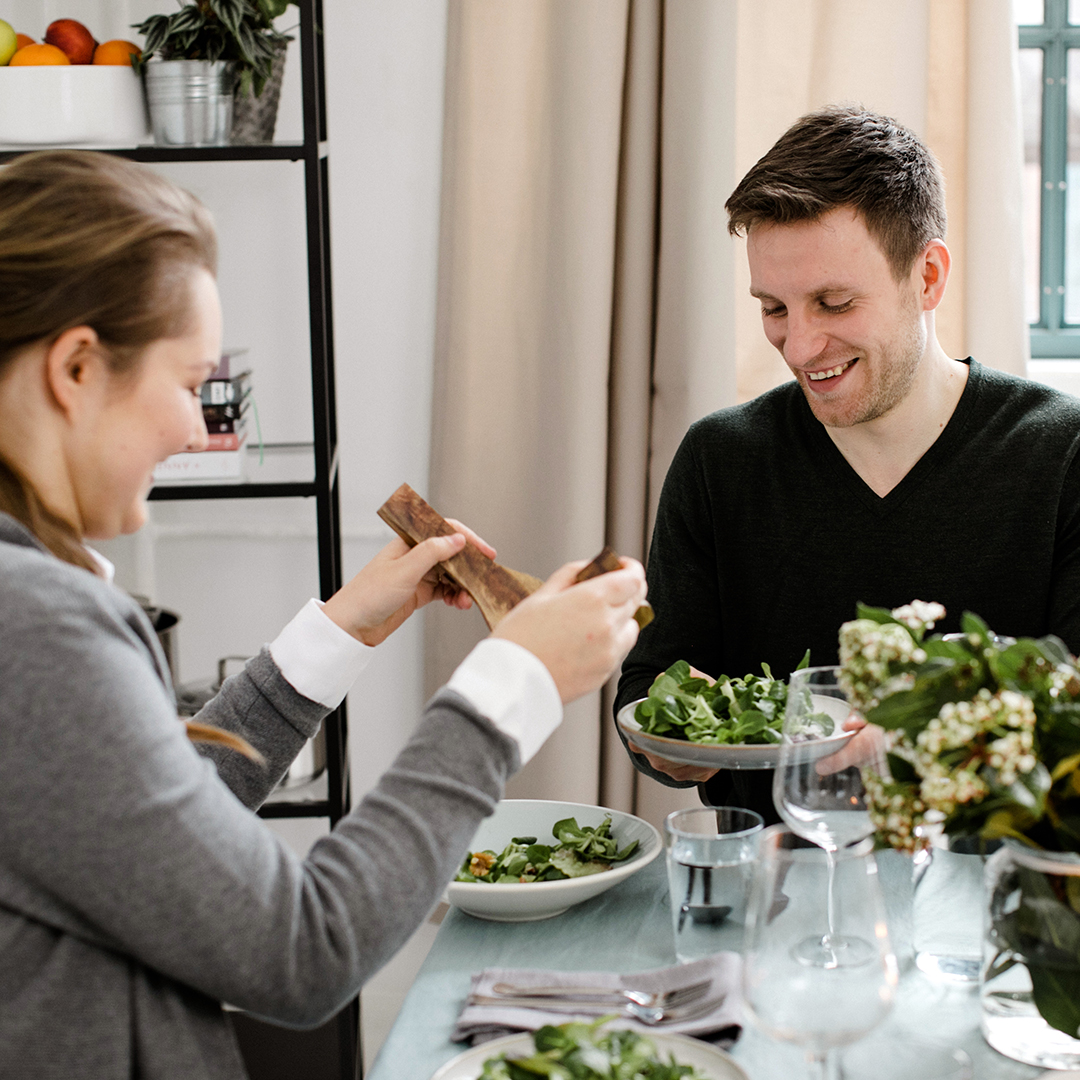 Gesunder Salat gemeinsam essen