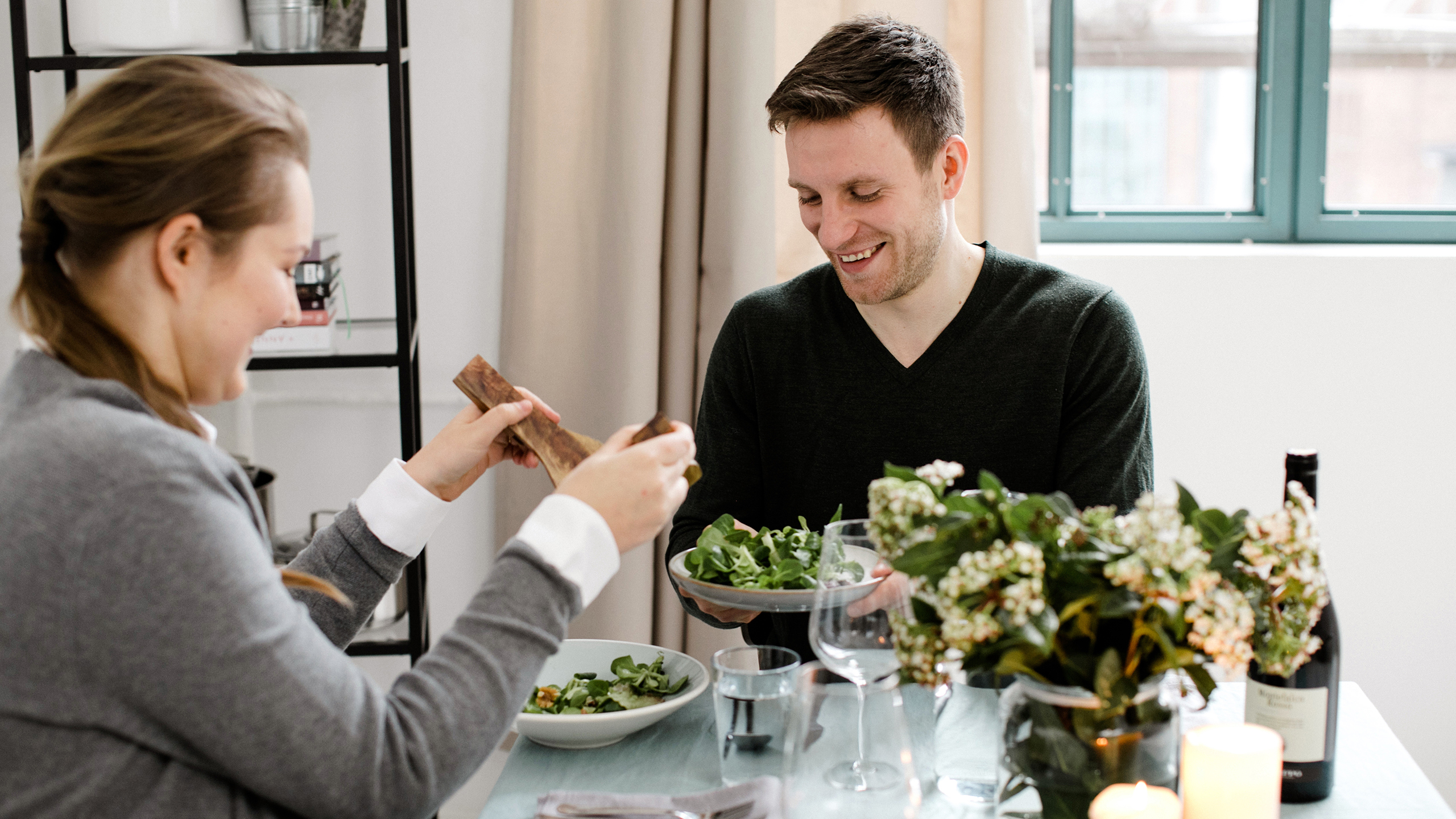 Gesunder Salat gemeinsam essen