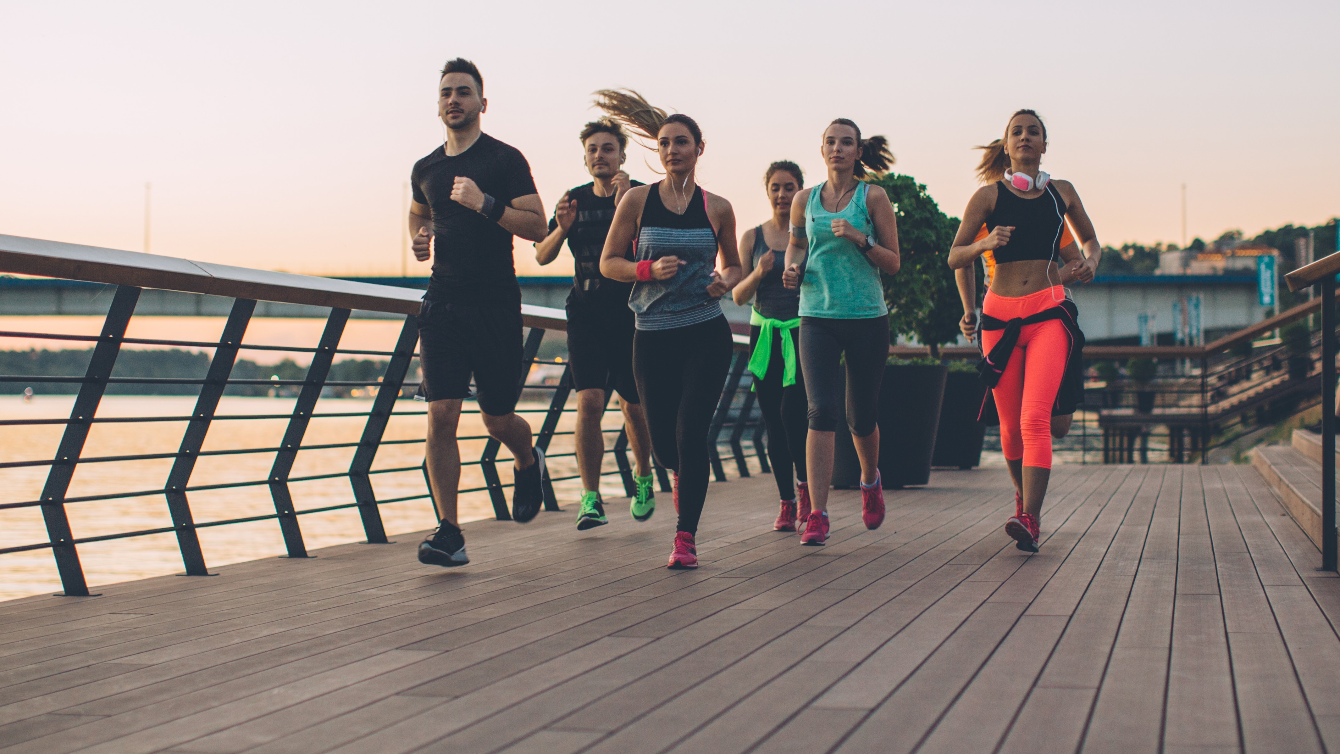 Gruppe Jogger verbrennt Kalorien beim Sport