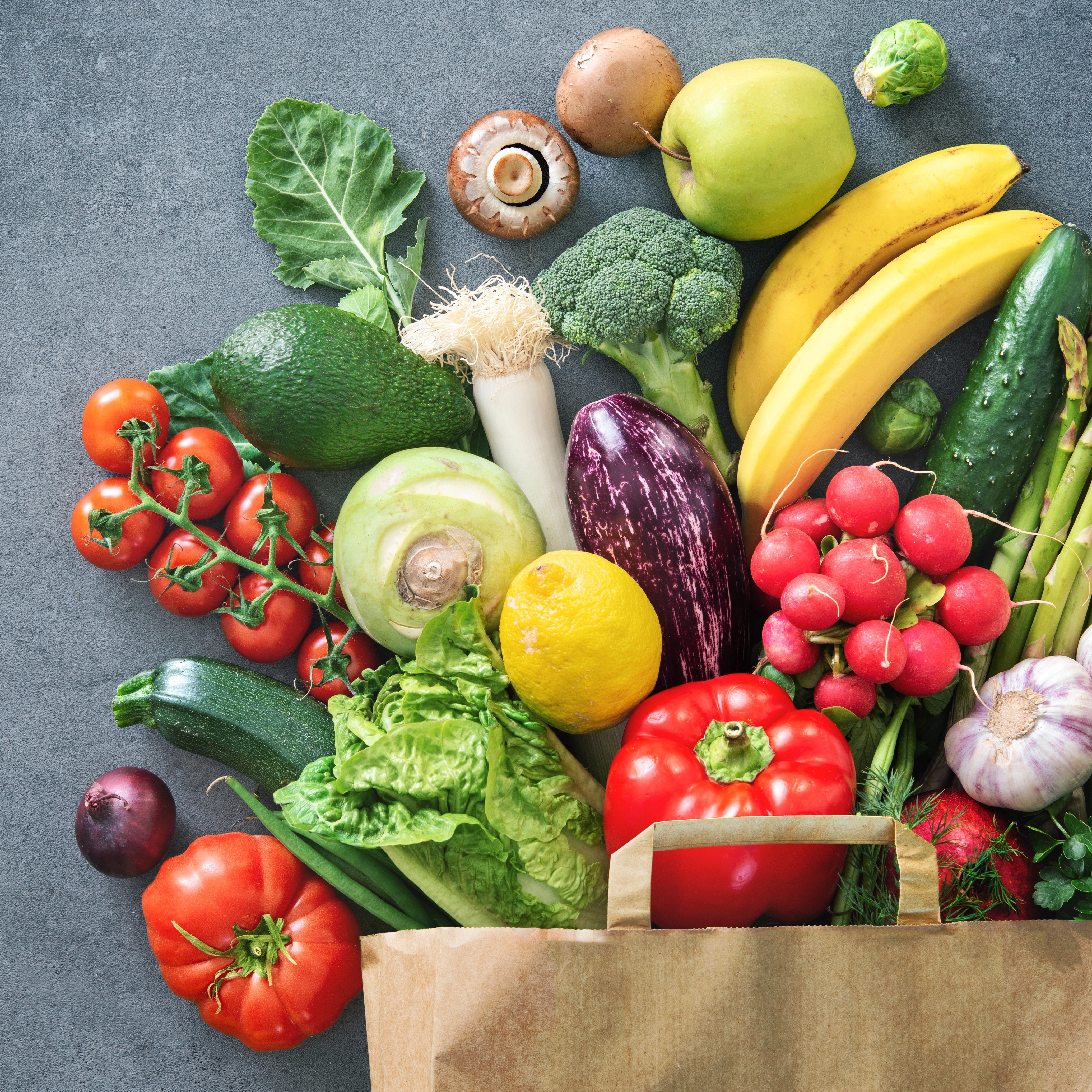 Tasche mit Gemüse, das in Greens vorkommt