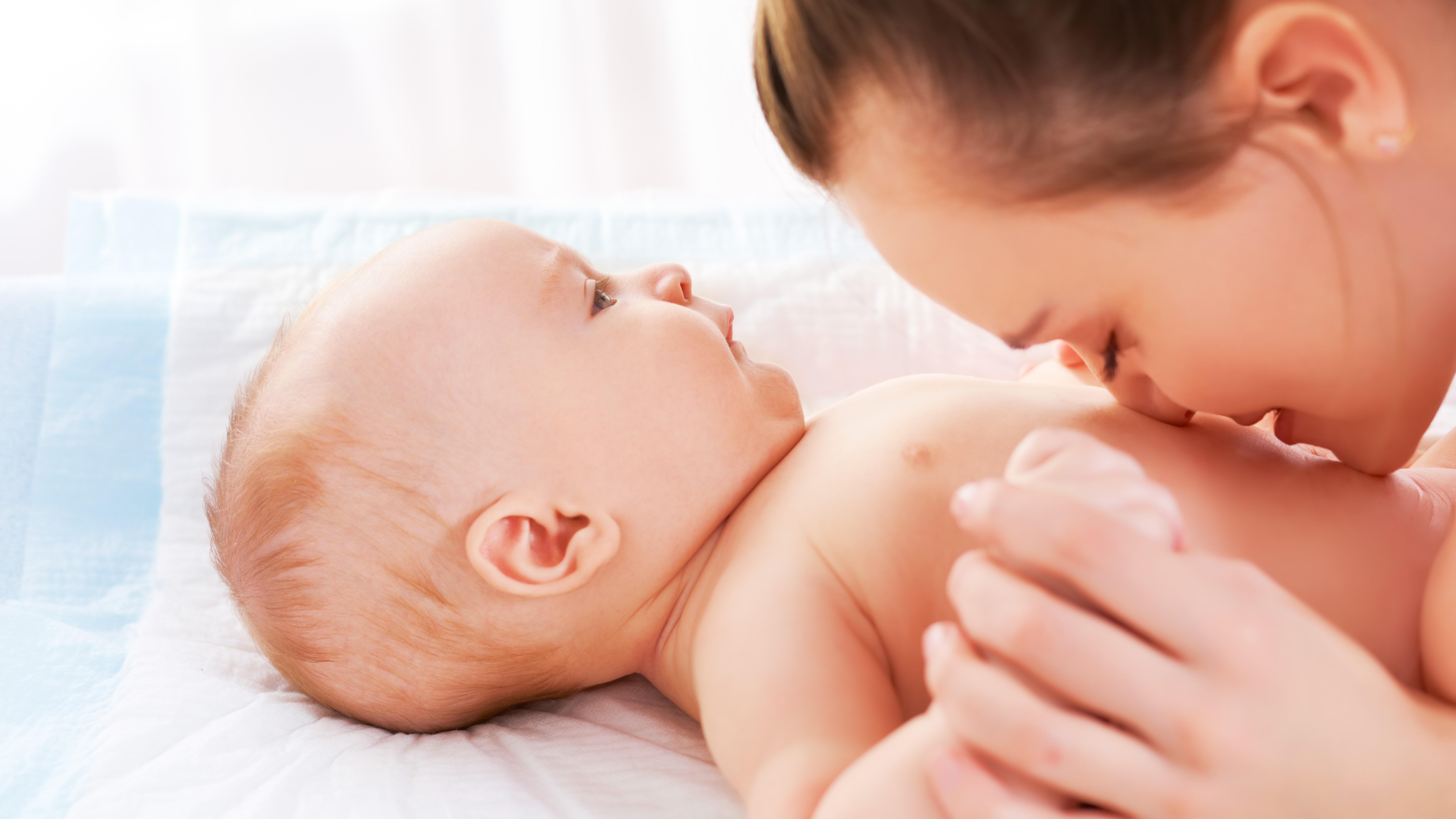 Baby mit Mutter glücklich nach Nabelpflege