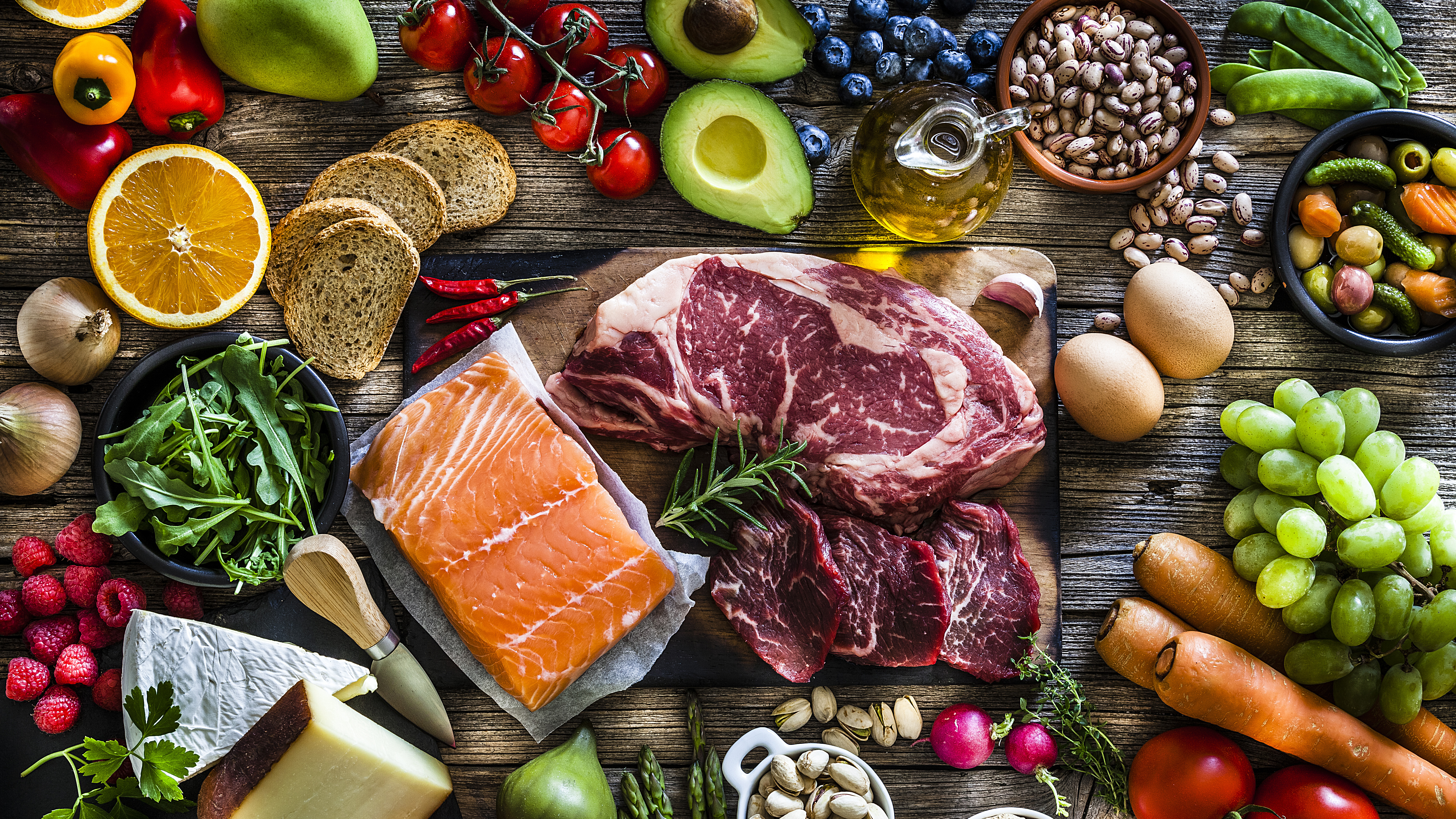 Fleisch und Fisch mit Obst und Gemüse auf Holzuntergrund 