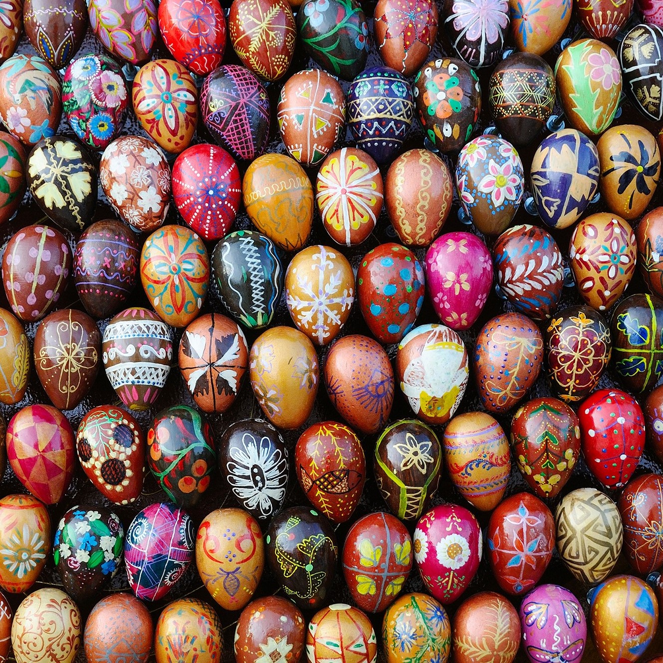 Sammlung von beim Eier färben entstandener Osterdeko.