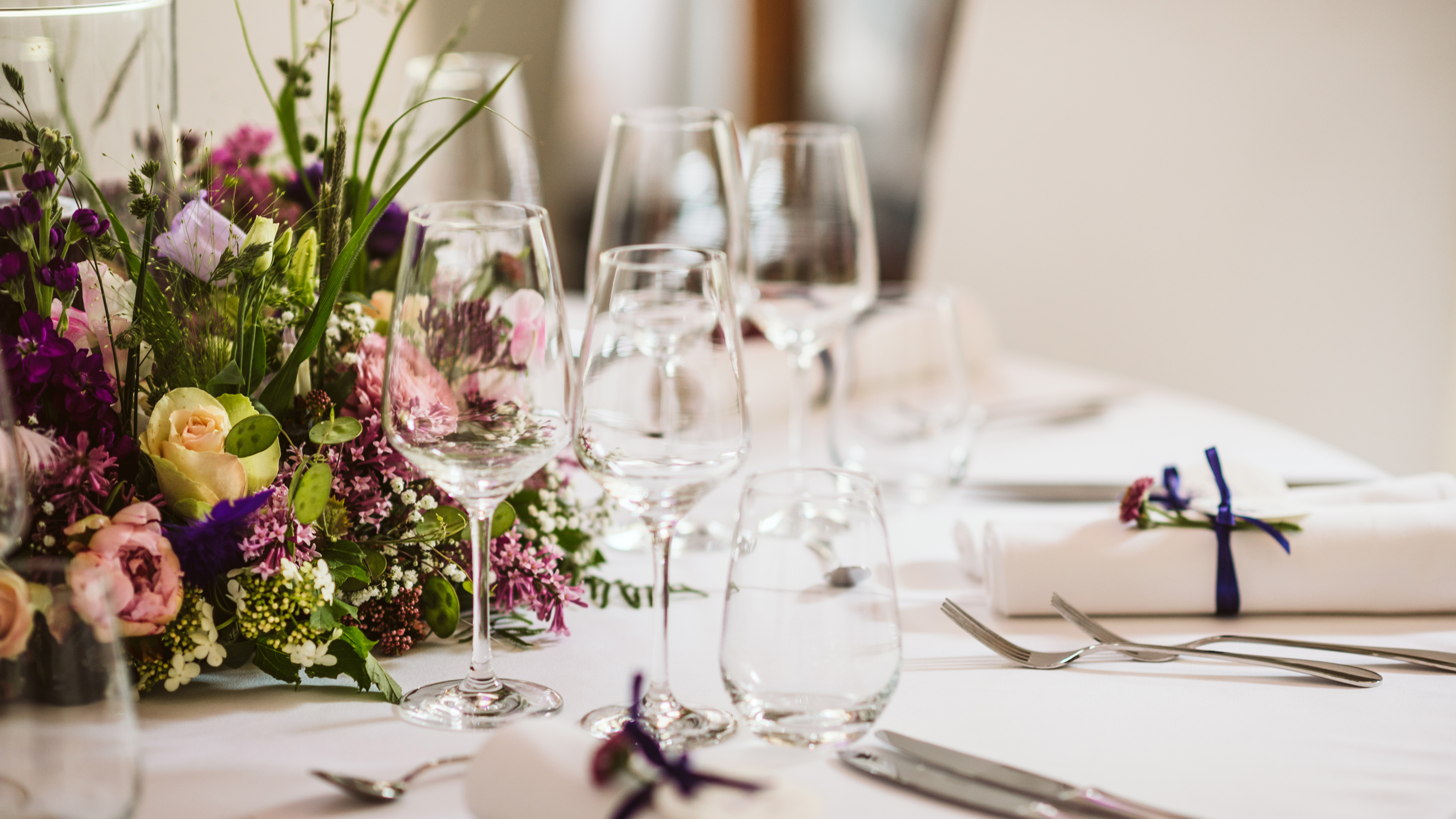 Schön gedeckter Tisch mit Blumenschmuck 