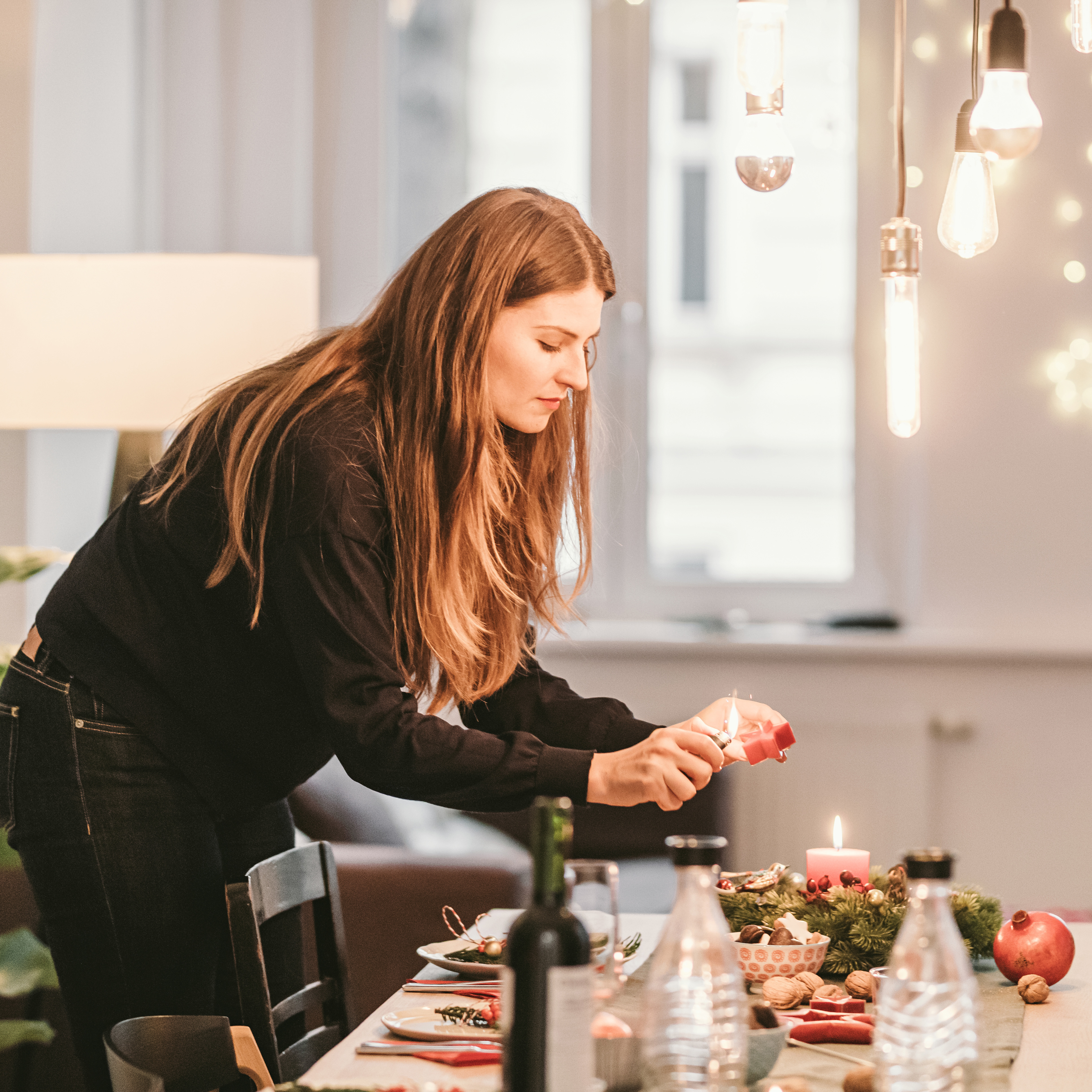 Paar schmückt den Tisch weihnachtlich