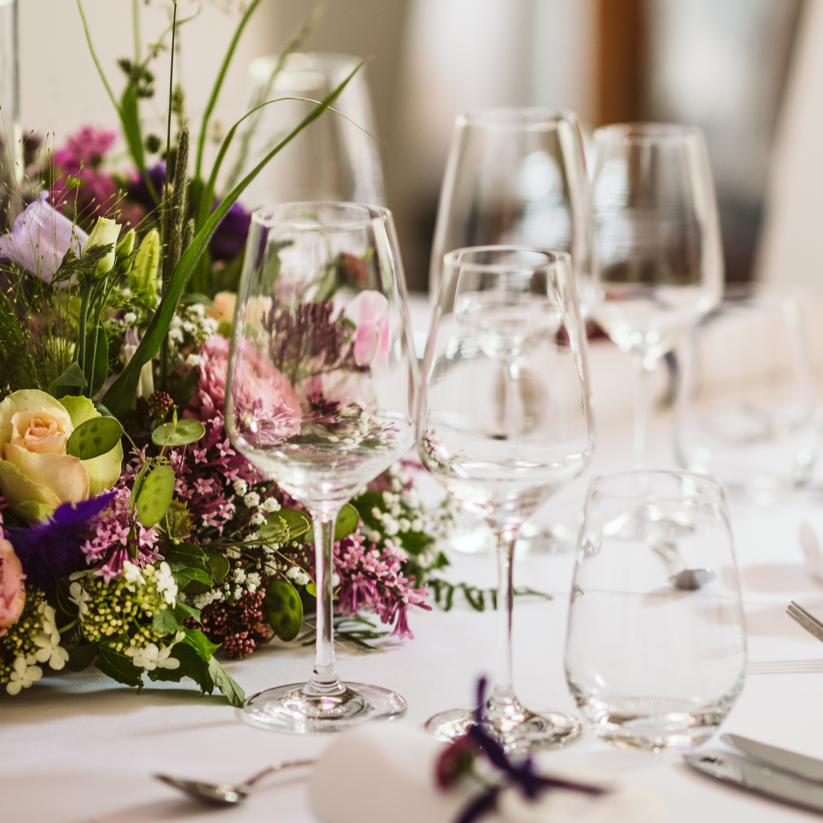 Schön gedeckter Tisch mit Blumenschmuck