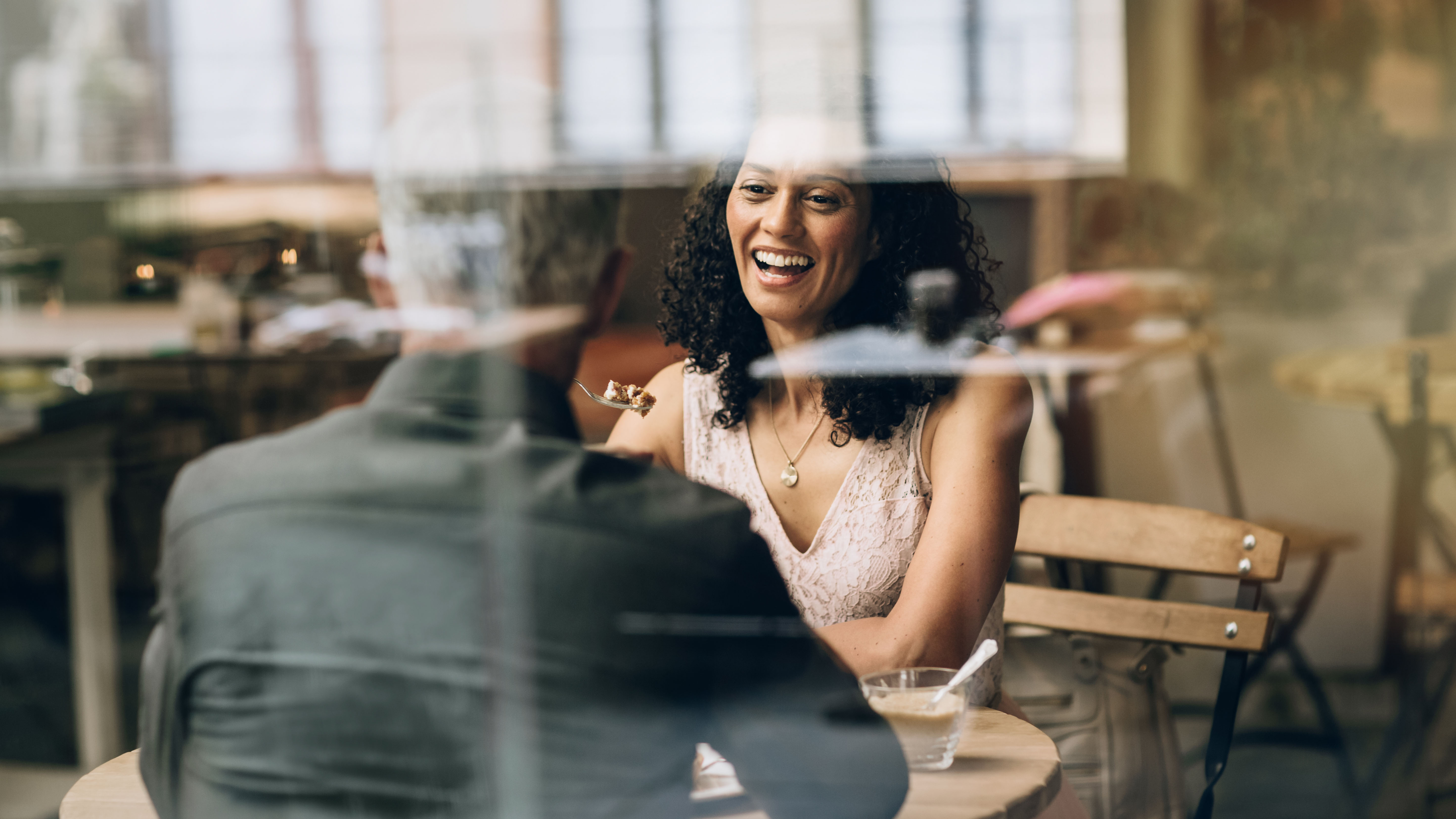 Frau und Mann sitzen in einem Cafe