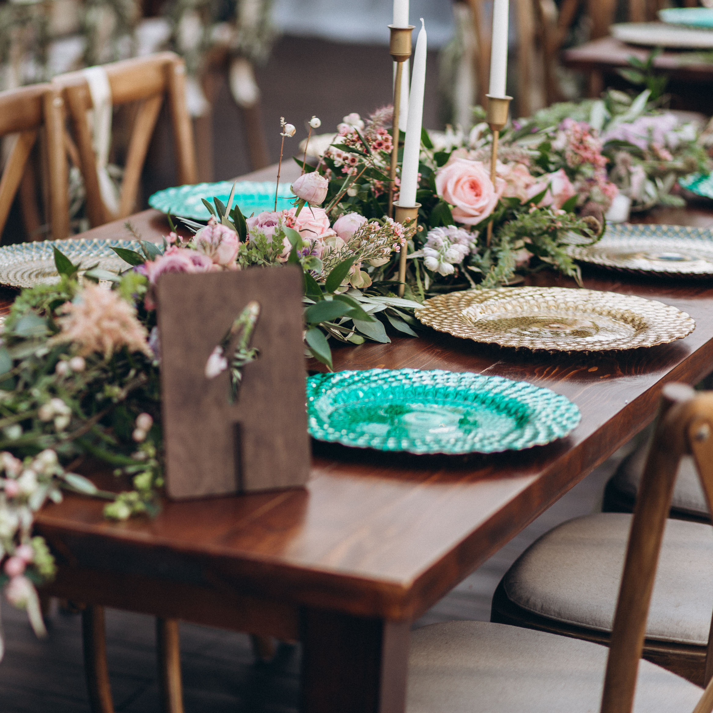 Buntes Blumengesteck auf Holztafel