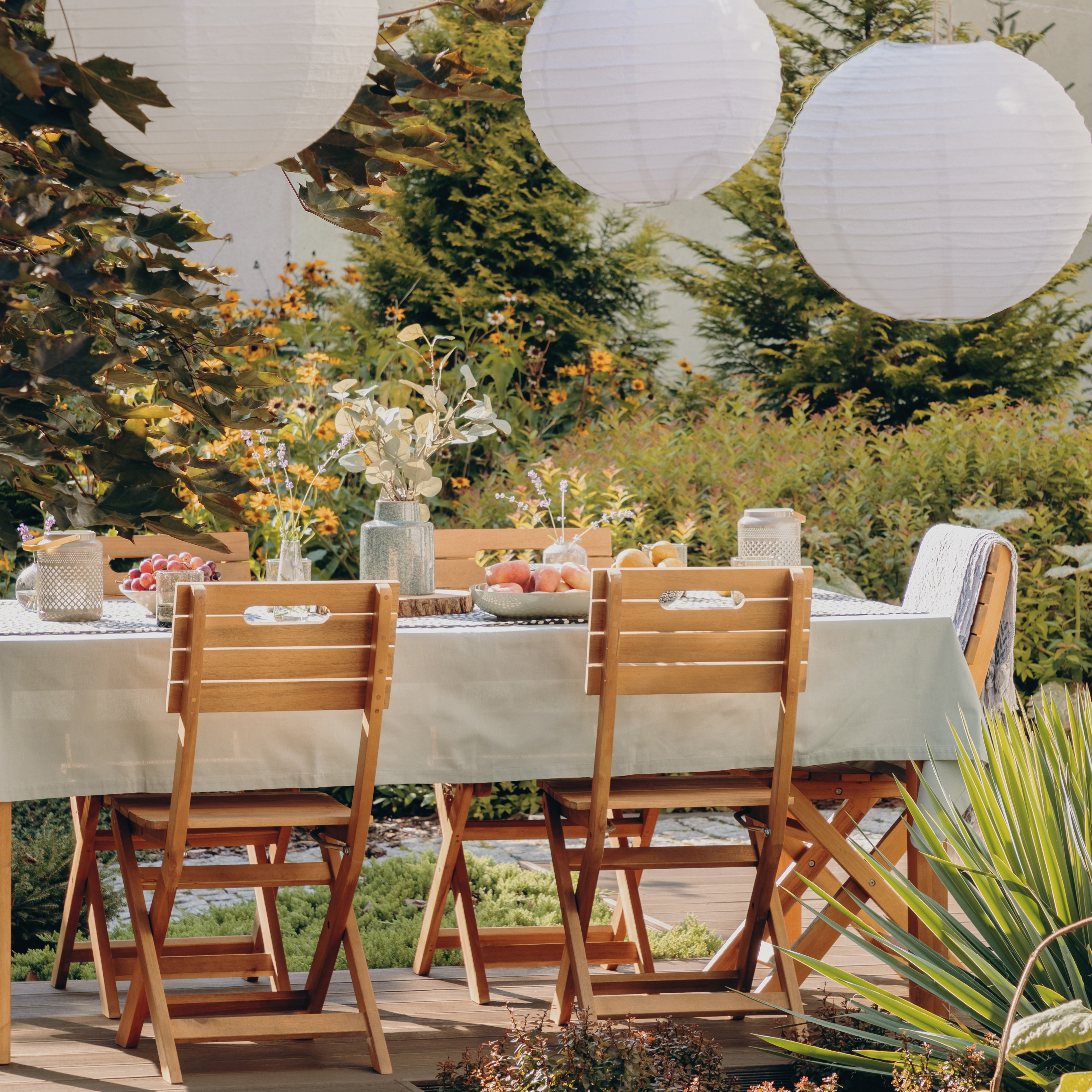 Sommerlich gedeckter Tisch im Garten 