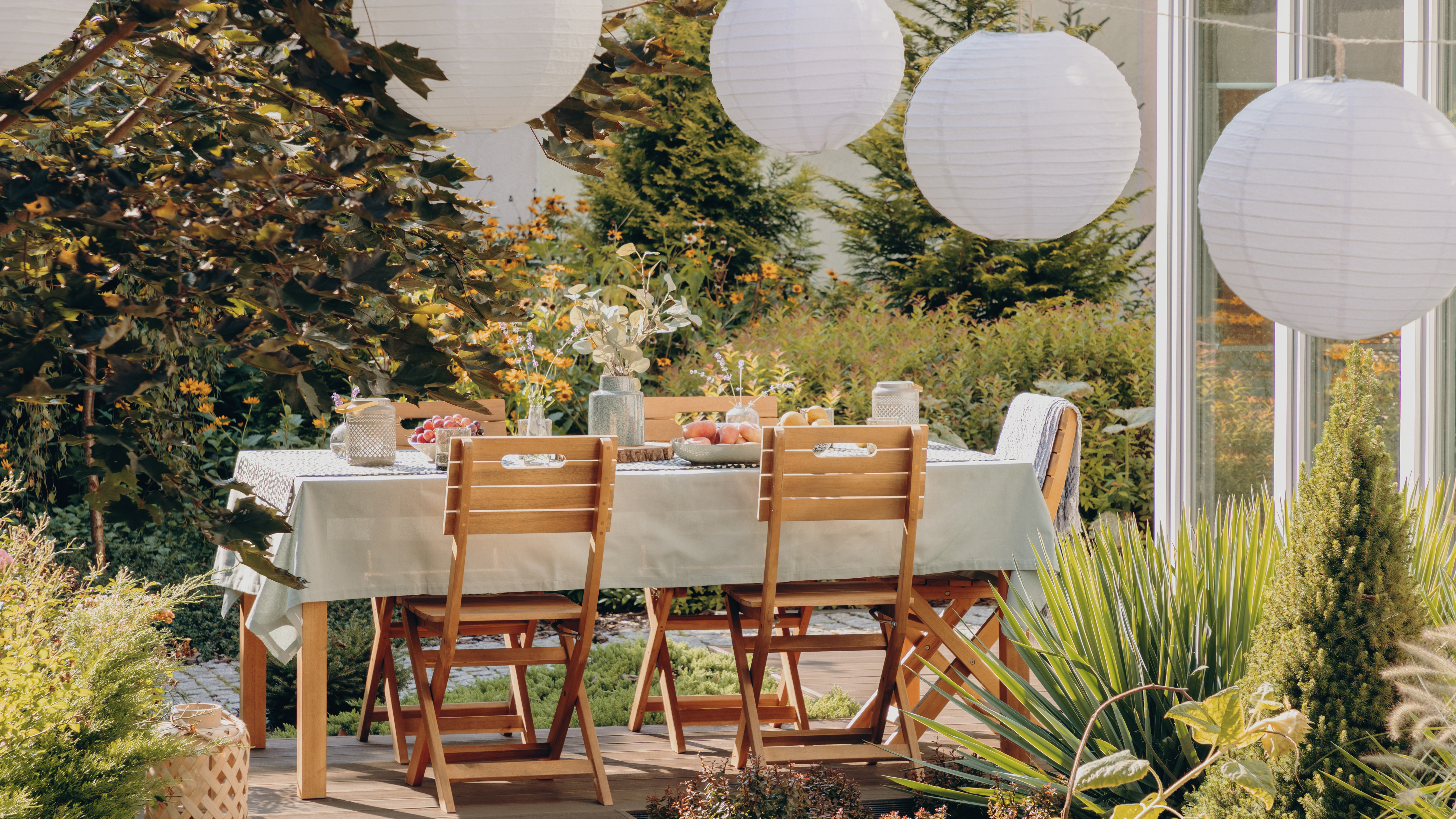 Sommerlich gedeckter Tisch im Garten 