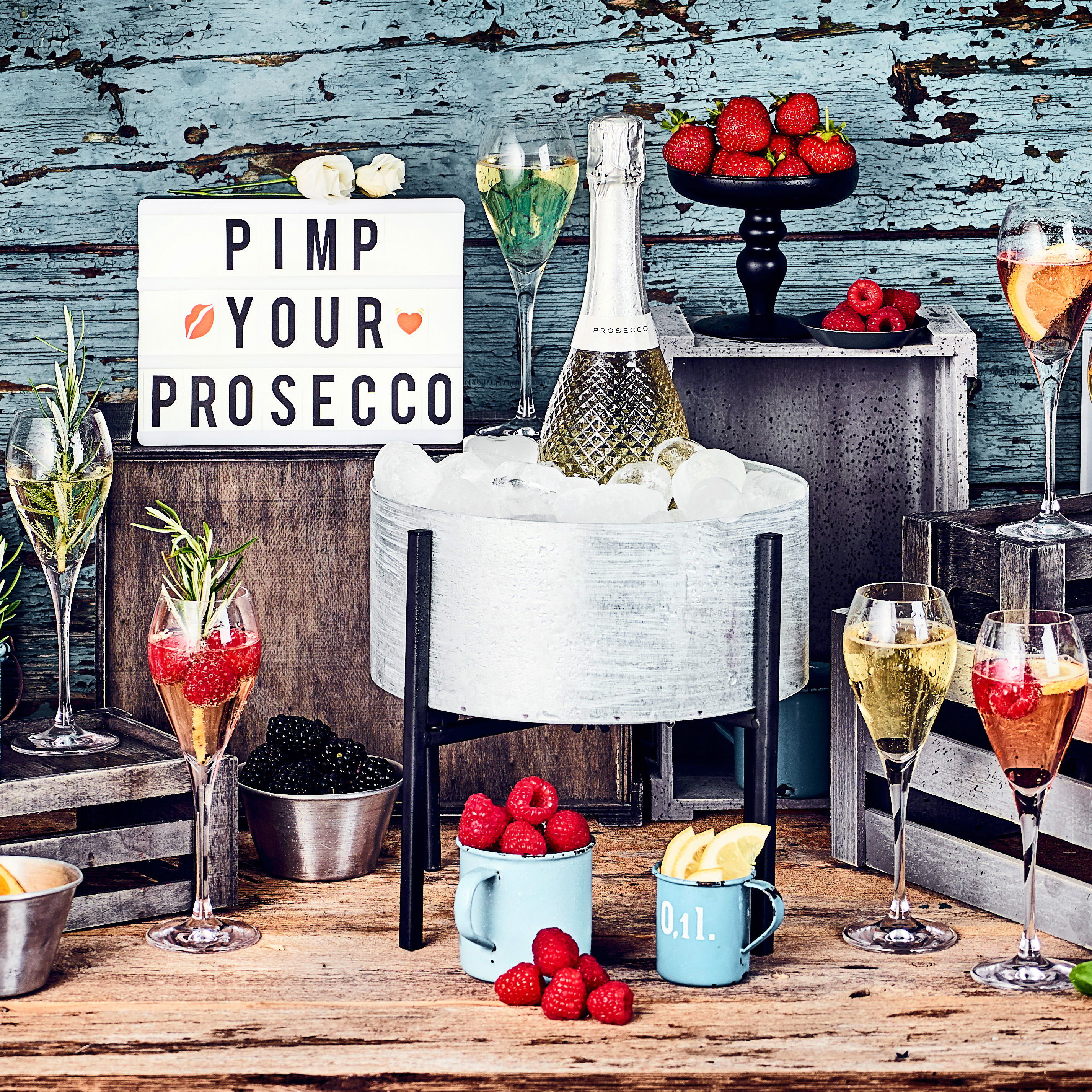 Sie können Ihren Prosecco mit verschiedenen Früchten und Kräutern aufpeppen. 