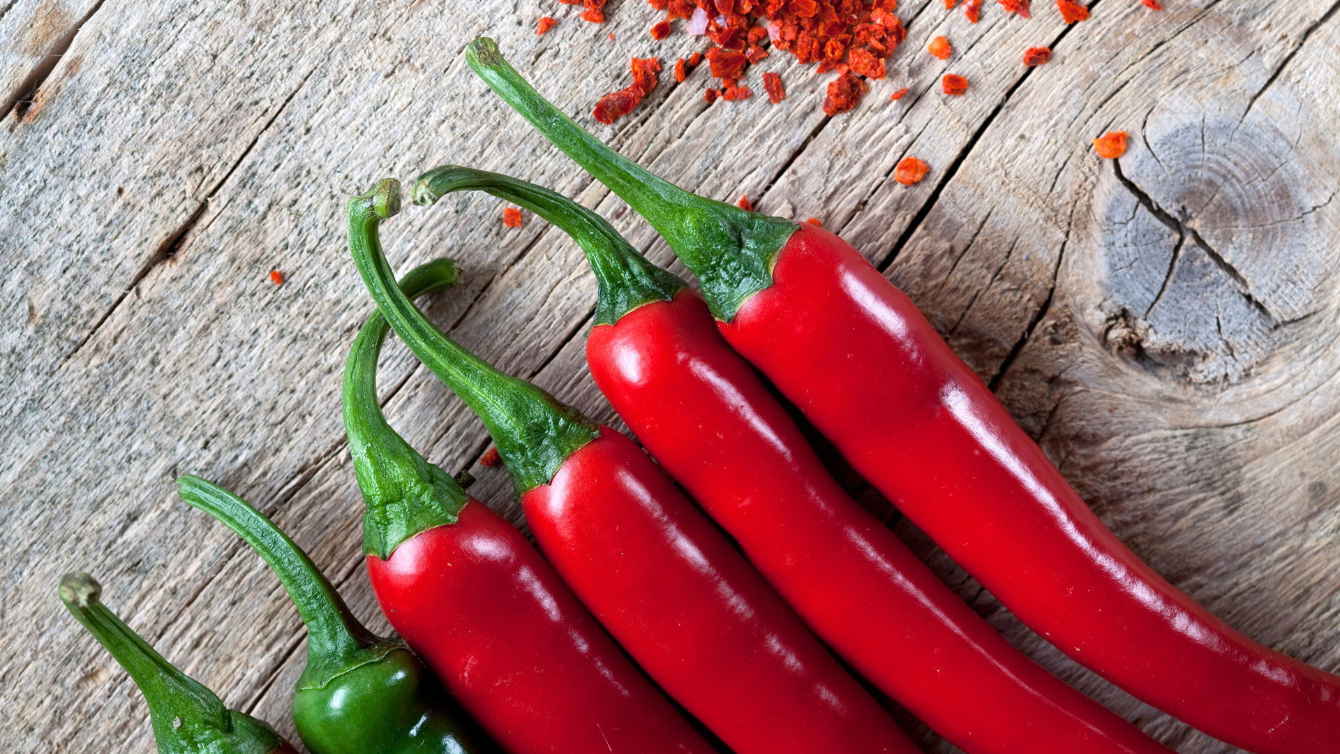 Schärfe ist häufig die erste Assoziation beim Gedanken an Chilischoten. Doch Chillies können mehr. Manche Sorten bringen komplexe Aromen mit, andere dienen tatsächlich eher der Schärfe eines Gerichts.
