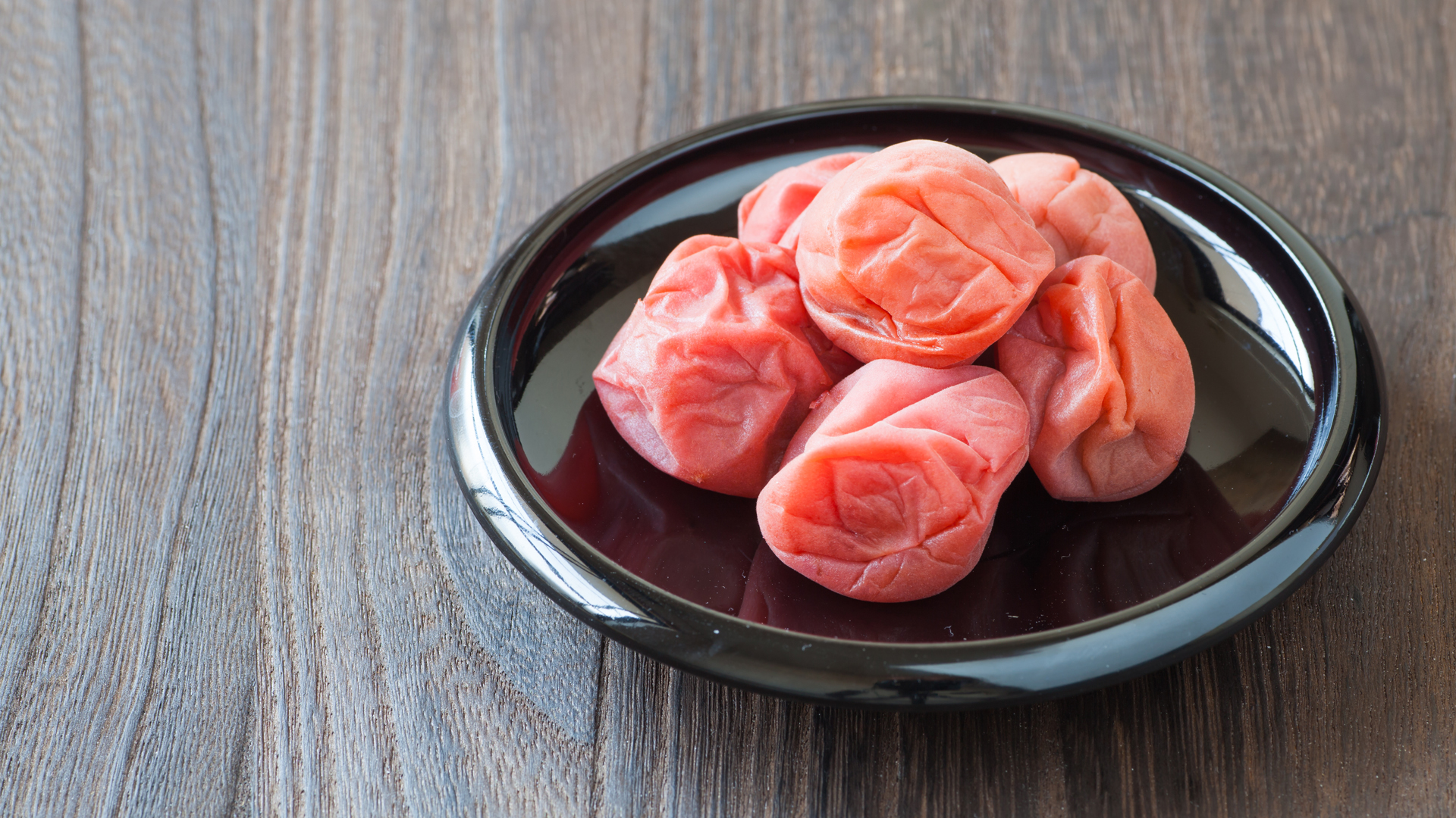 Genau genommen handelt es sich bei Umeboshi um Ume-Früchte, die unreif geerntet sehr würzig eingelegt werden.