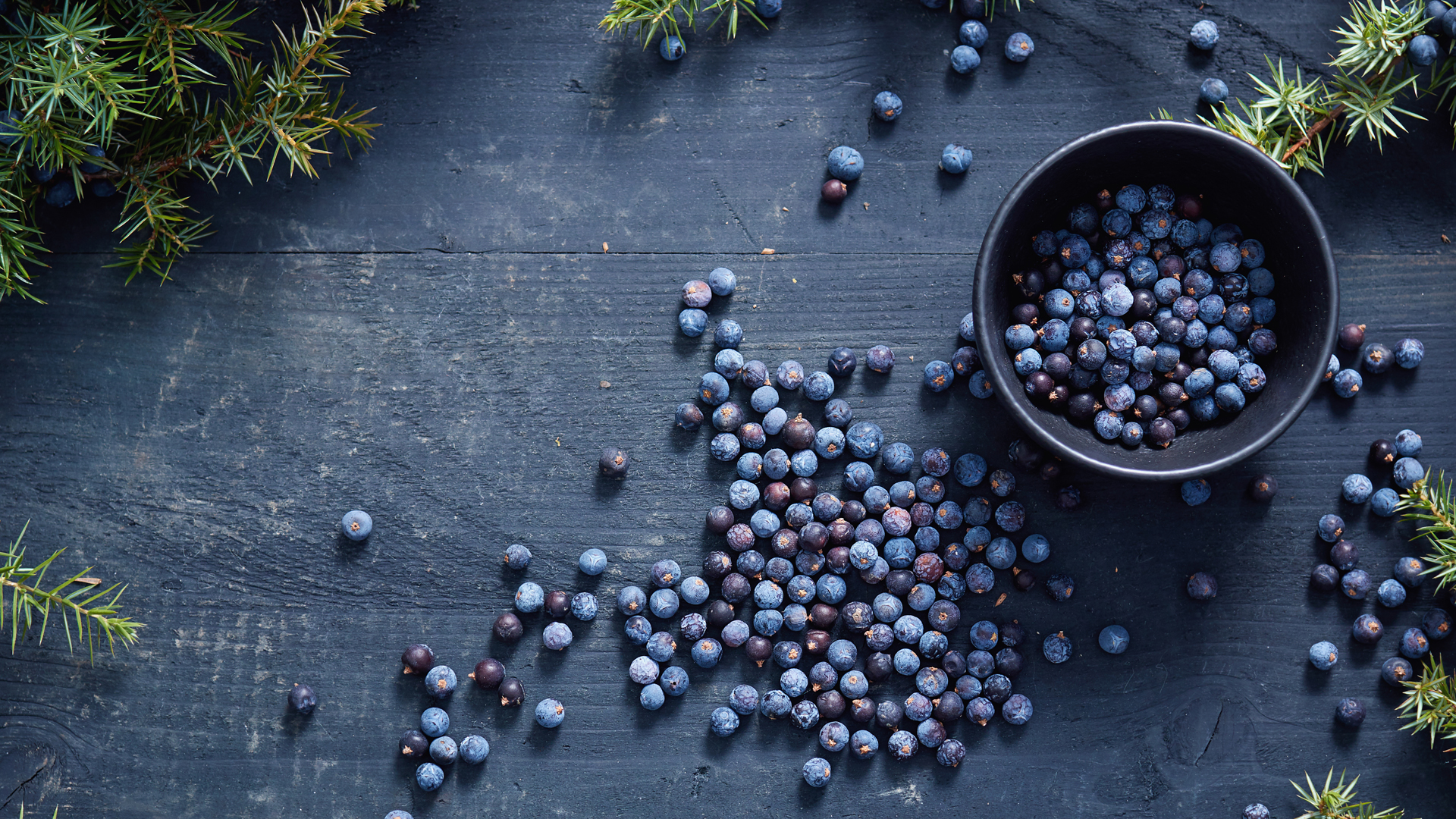 Mit ihrem aromatischen, bittersüßen Geschmack verfeinert die Wacholderbeere viele Speisen und ist zudem die charakteristische Zutat von Gin.